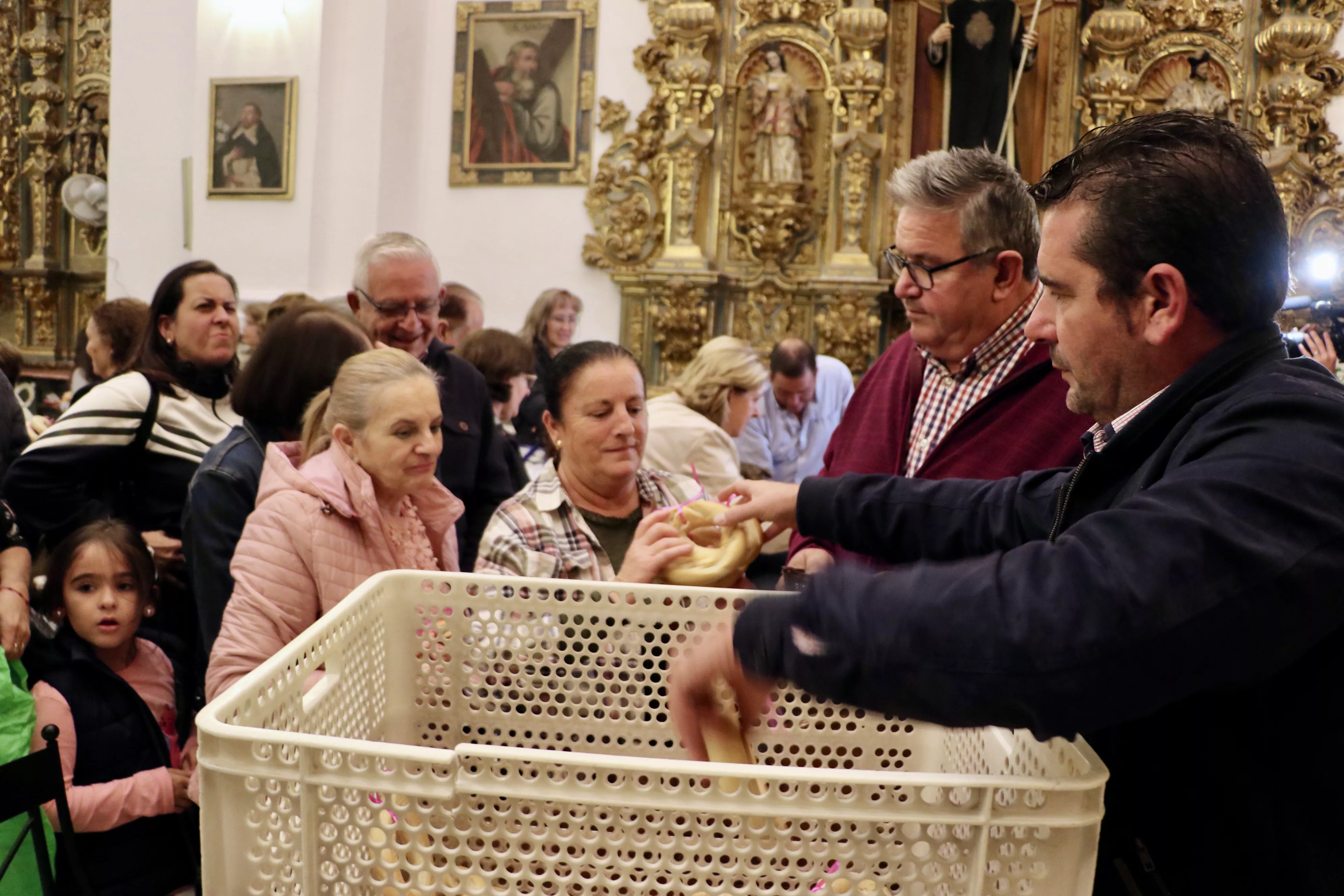 Reparto de las rosquillas de San Rafael