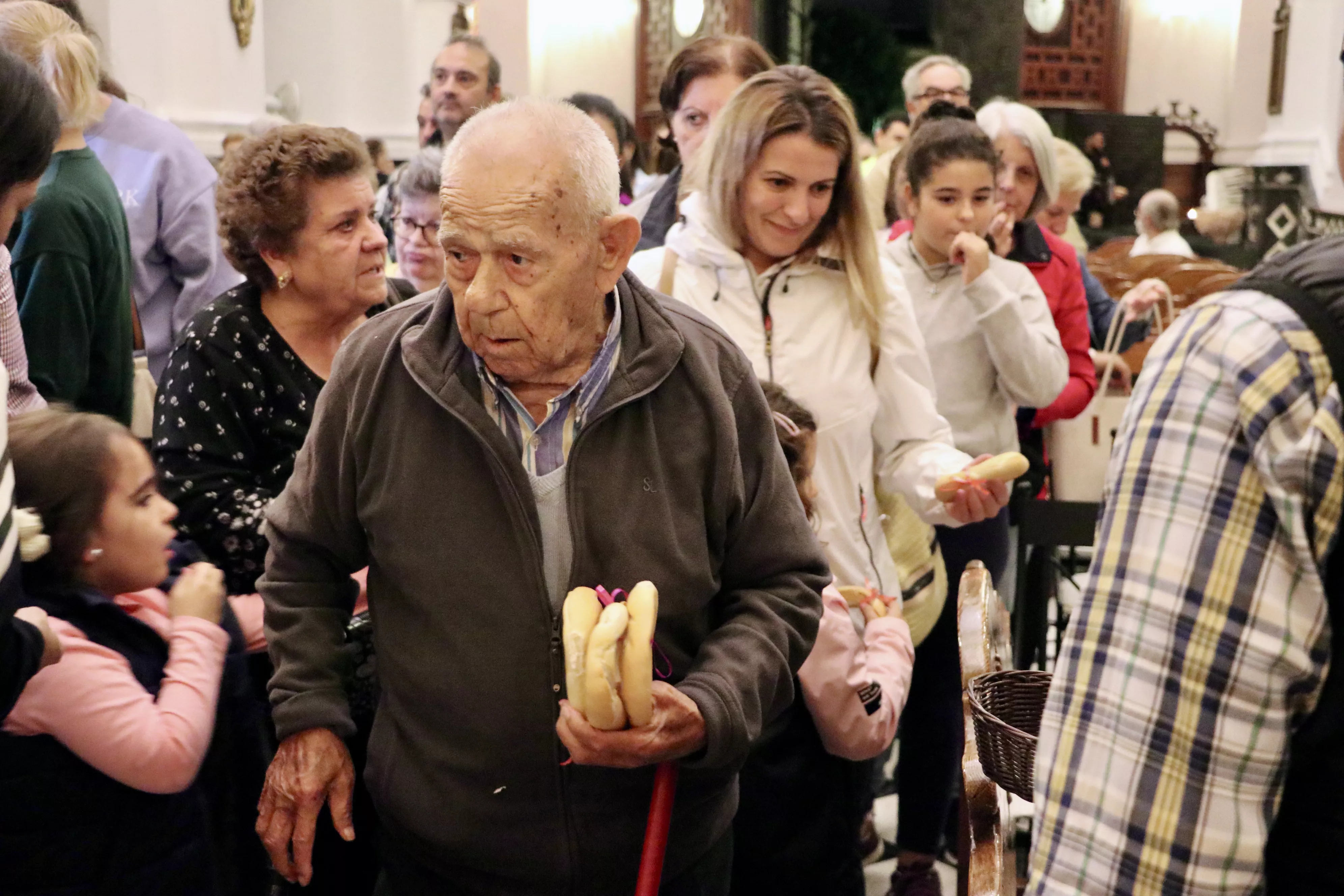 Reparto de las rosquillas de San Rafael