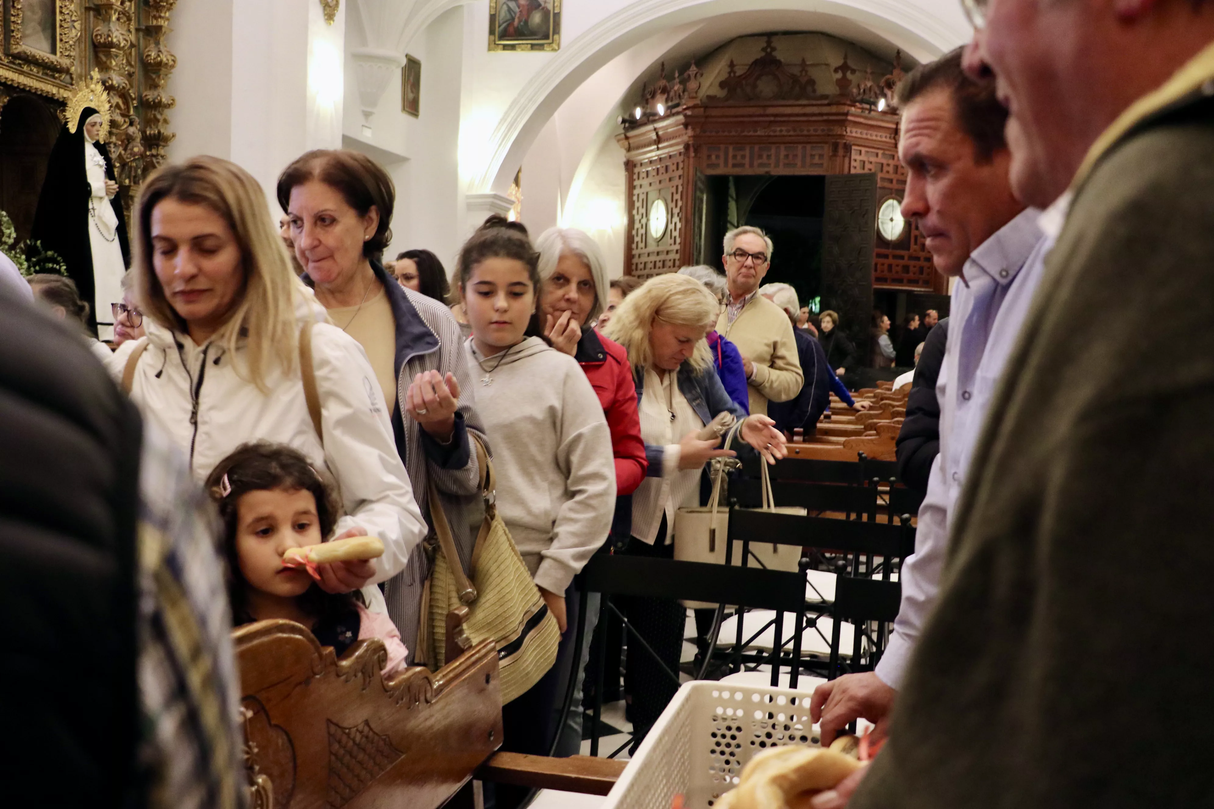 Reparto de las rosquillas de San Rafael