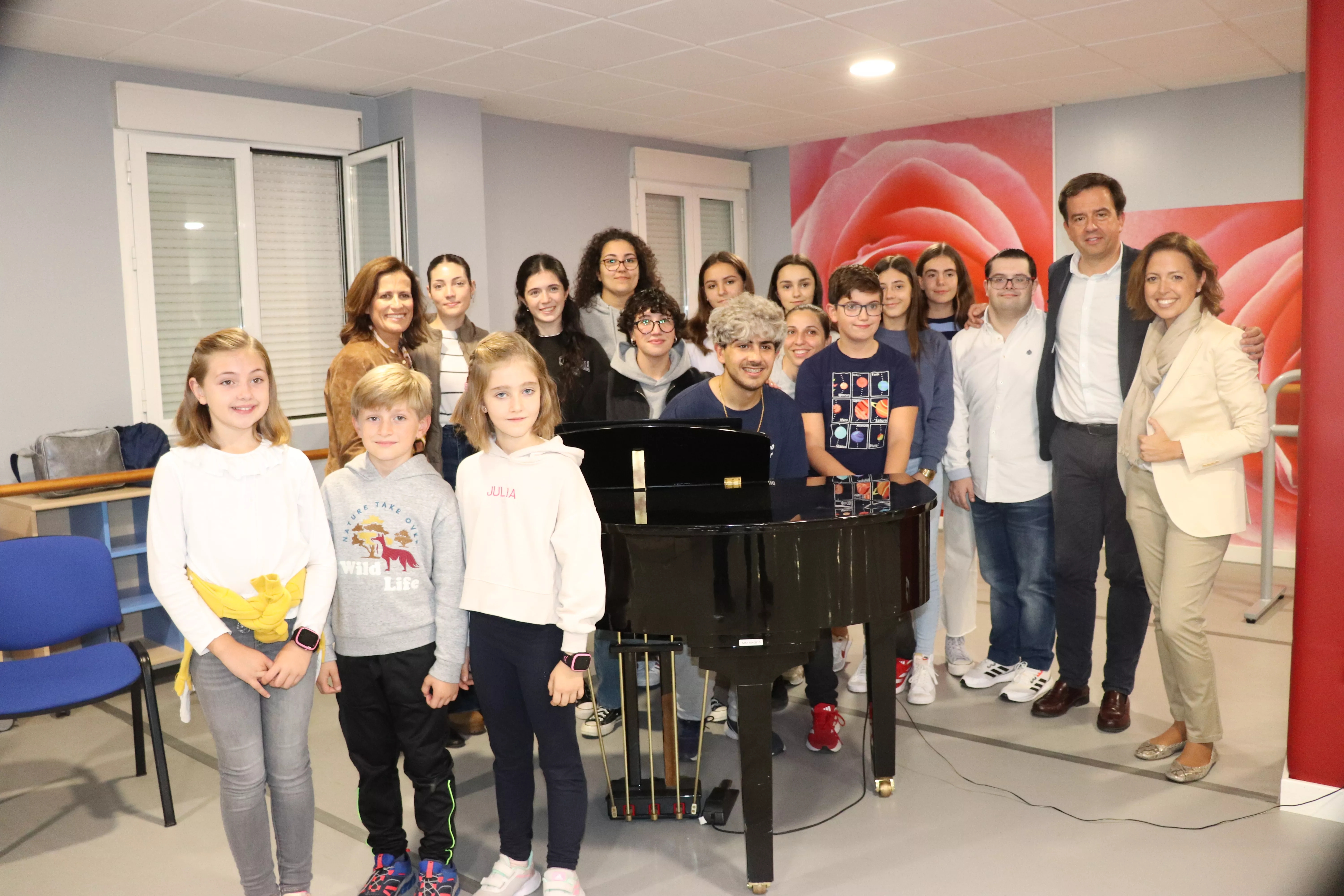 Alumnos y profesores junto al alcalde y la edil de Educación en la Escuela Municipal de Música y Danza de Lucena