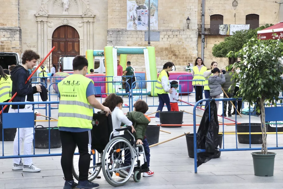 Jornadas Lúdico-Deportivas Infantiles “Todos somos diferentes, todos somos iguales” de AMFE en la Plaza Nueva. Archivo