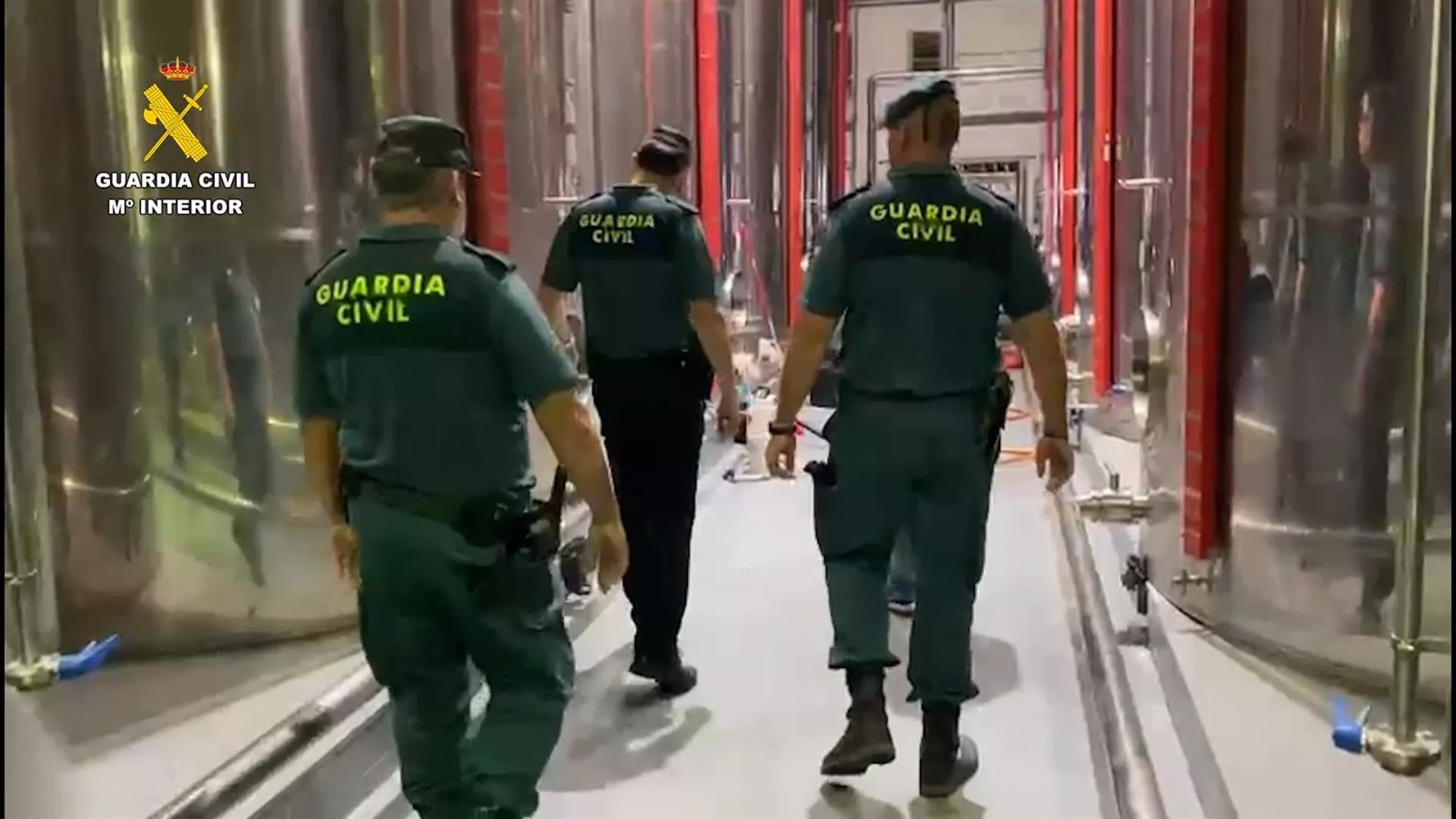 Los agentes de la Guardia Civil en la almazara donde fue recuperado el aceite robado. Foto: Guardia Civil