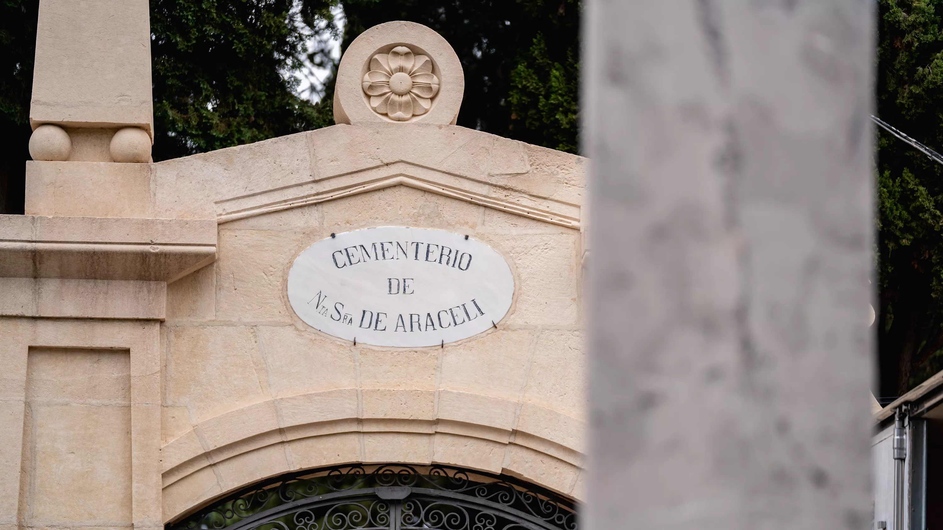 Portada del cementerio municipal Virgen de Araceli