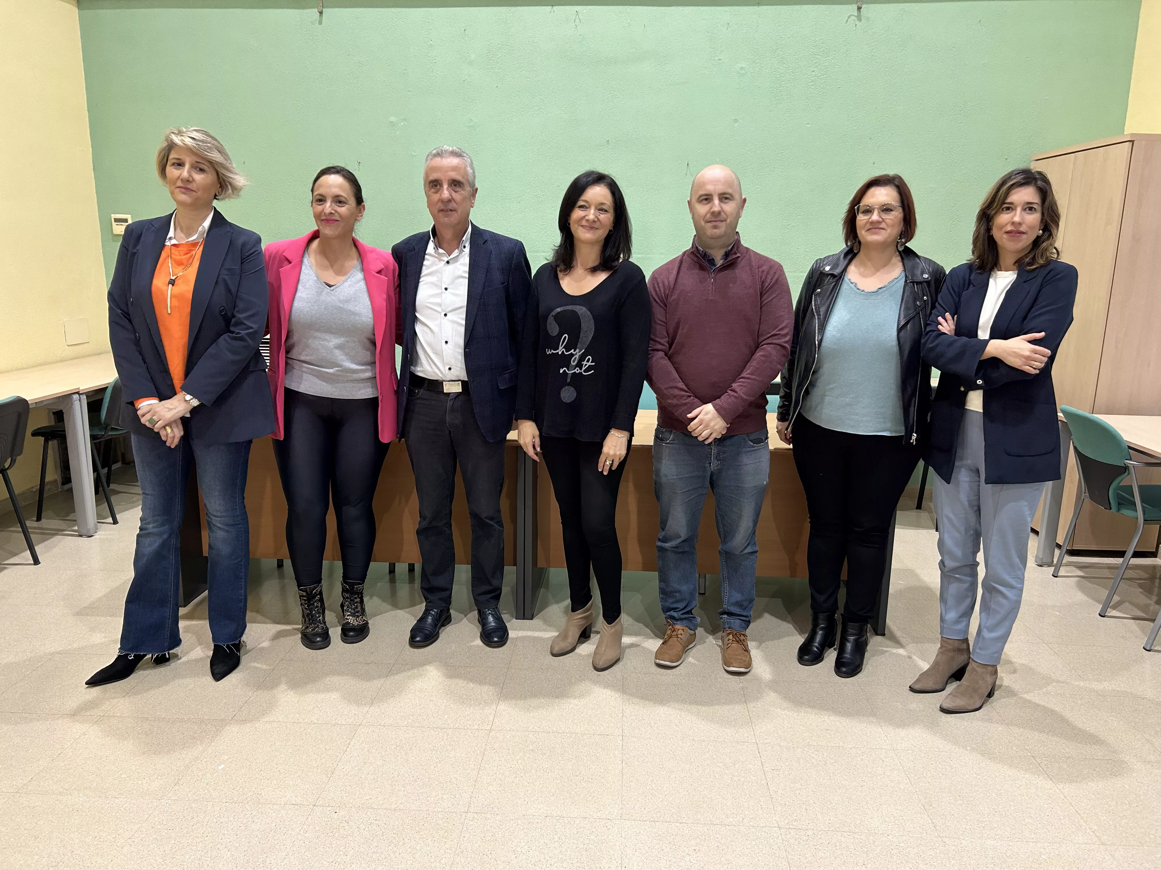 Miembros de la agrupación socialista junto a la secretaria provincial, Rafi Crespín, esta mañana en la Casa del Pueblo