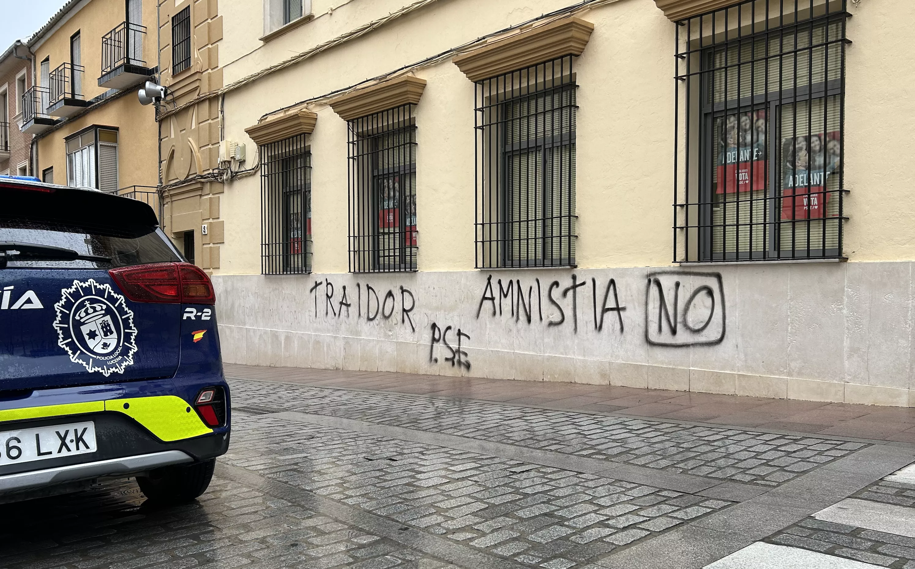 Pintadas en la sede socialista de Lucena esta mañana