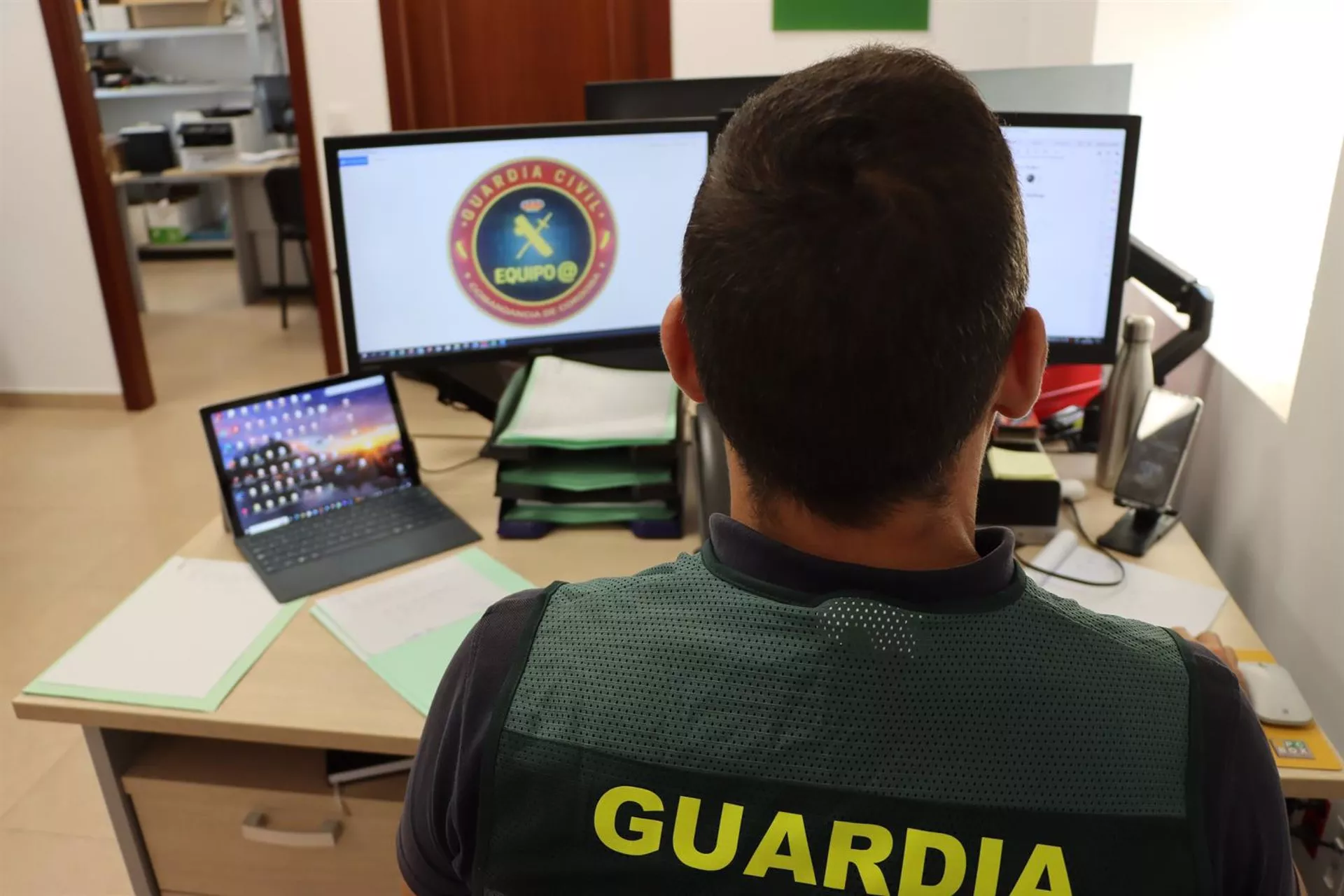 Un miembro del Equipo @ de la Guardia Civil, que investiga delitos en la red