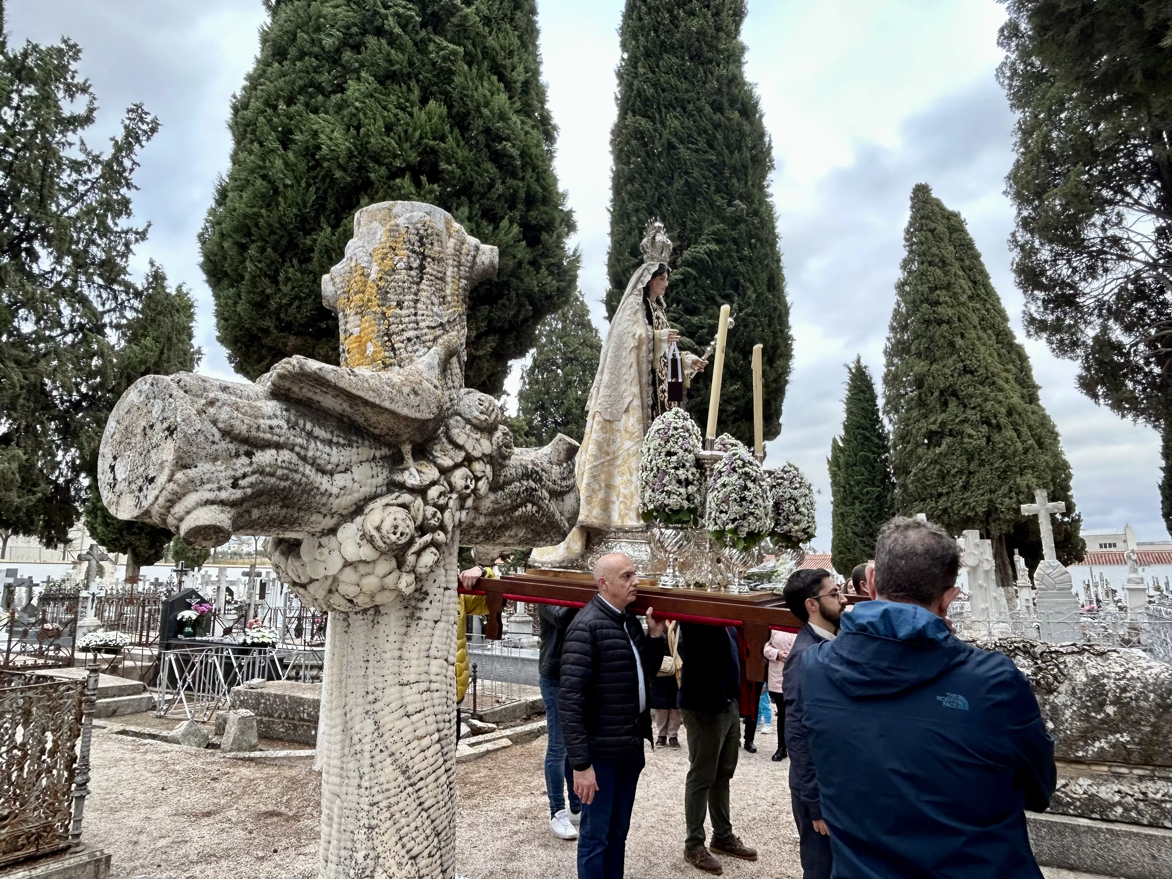 Rosario del Carmen en el Cementerio Virgen de Araceli Rosario del Carmen en el Cementerio Virgen de Araceli