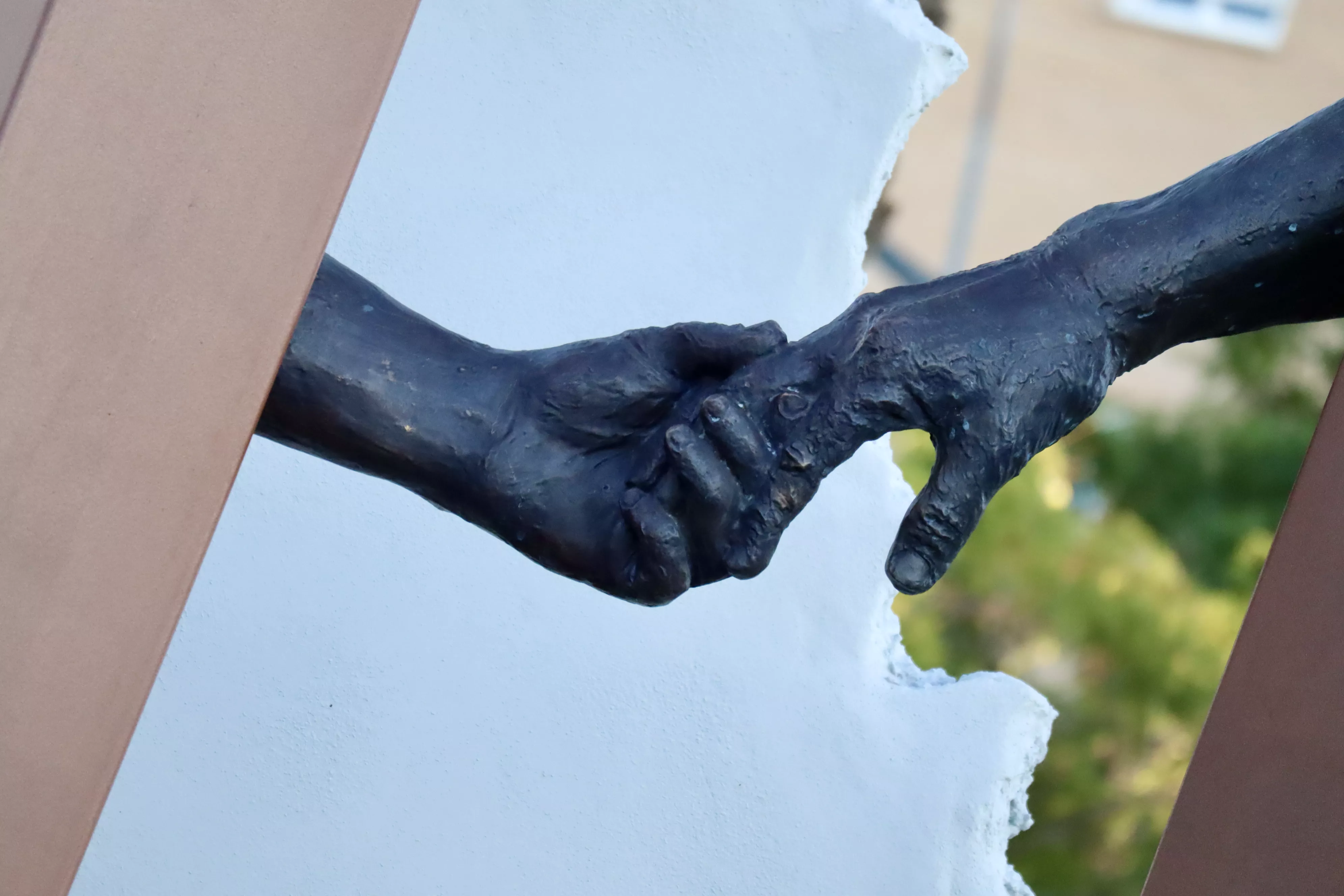 Un detalle del monumento a las víctimas de la Covid 19 y los colectivos, voluntarios y profesionales que trabajaron en favor del resto de la ciudadanía durante lo peor de la pandemia