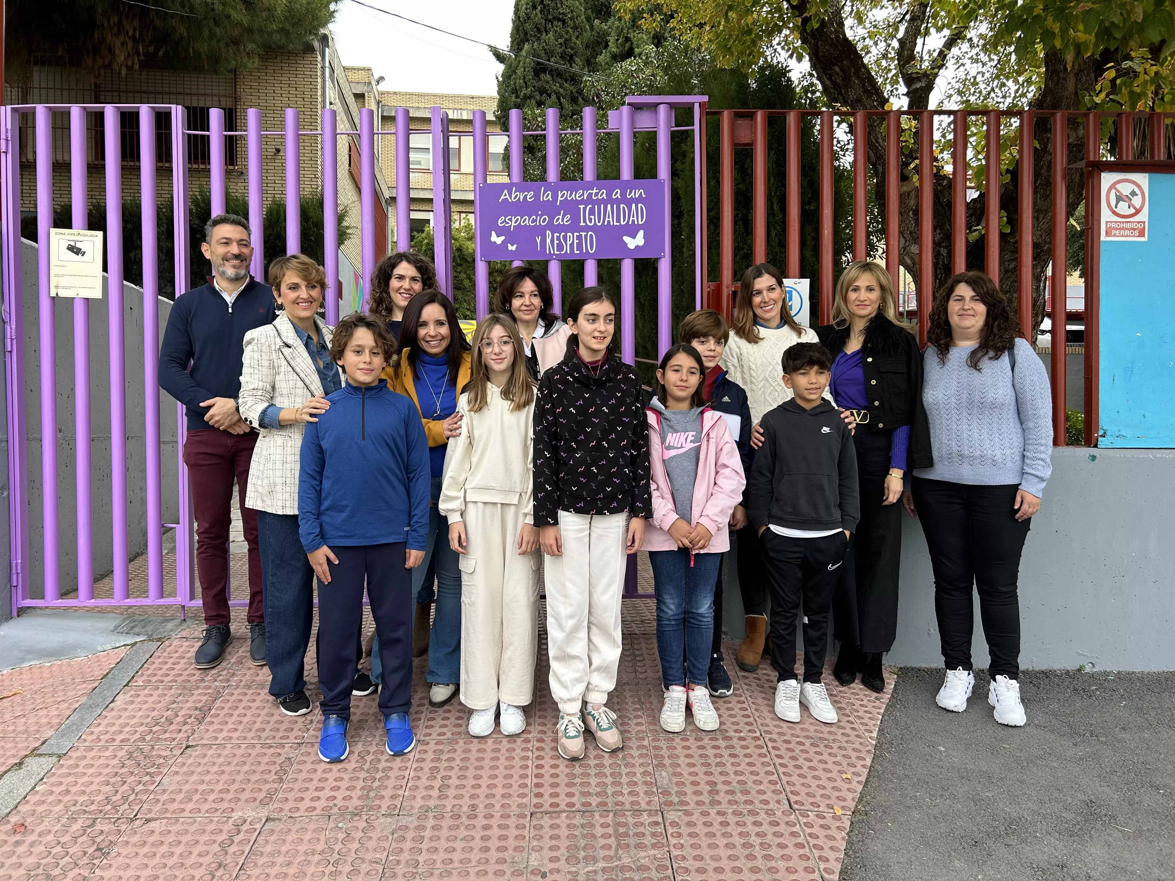 Asistentes al acto junto a la "puerta violeta" del colegio El Carmen
