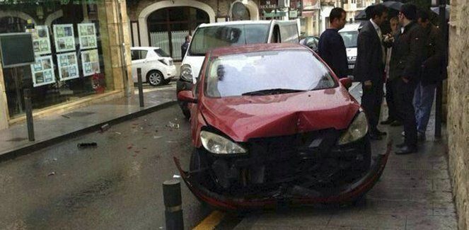  El concejal de Cultura, Manuel Lara, sufre un accidente de tráfico en la calle El Agua 