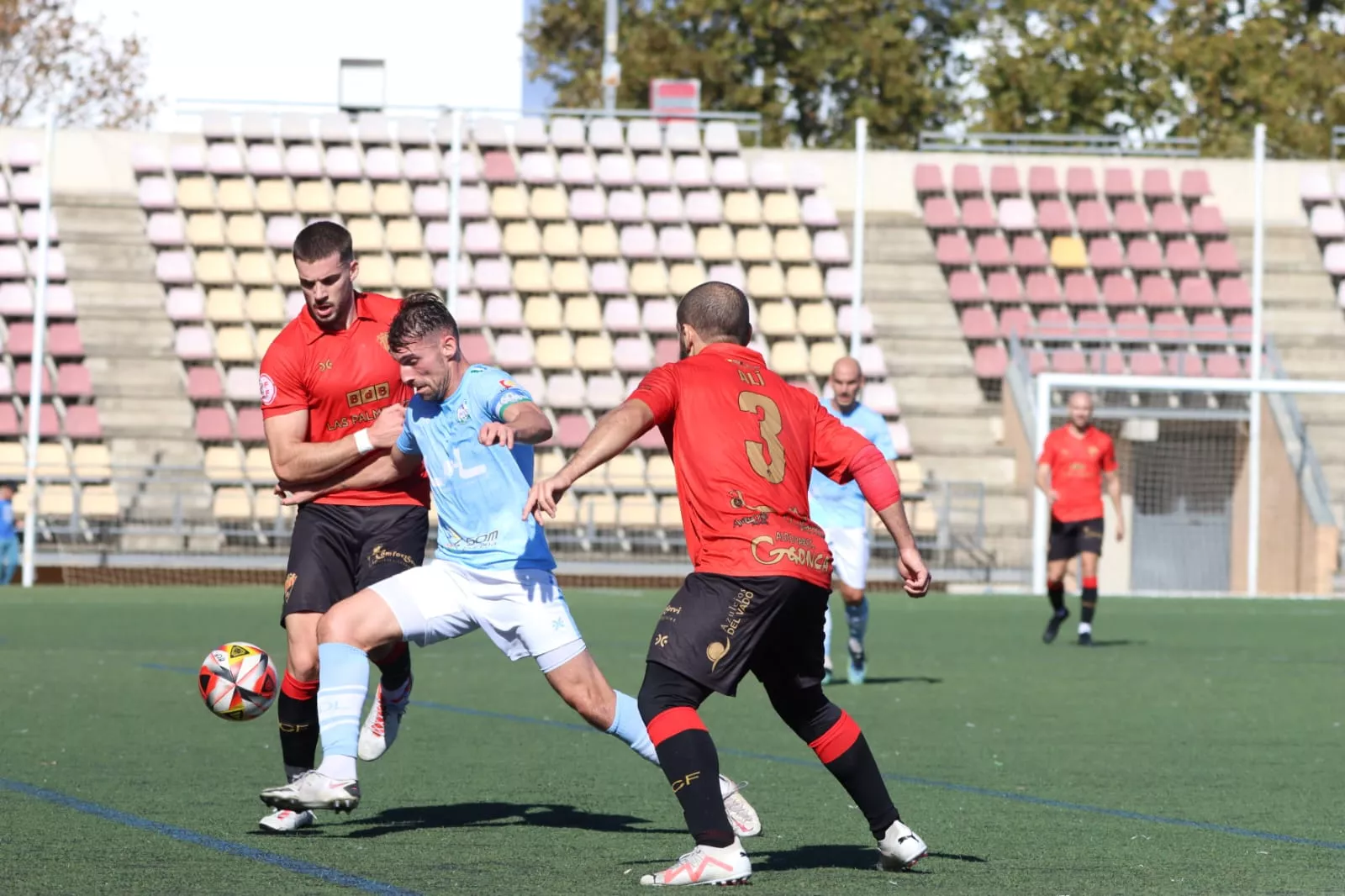 Una jugada del partido del CD Ciudad de Lucena en Ayamonte