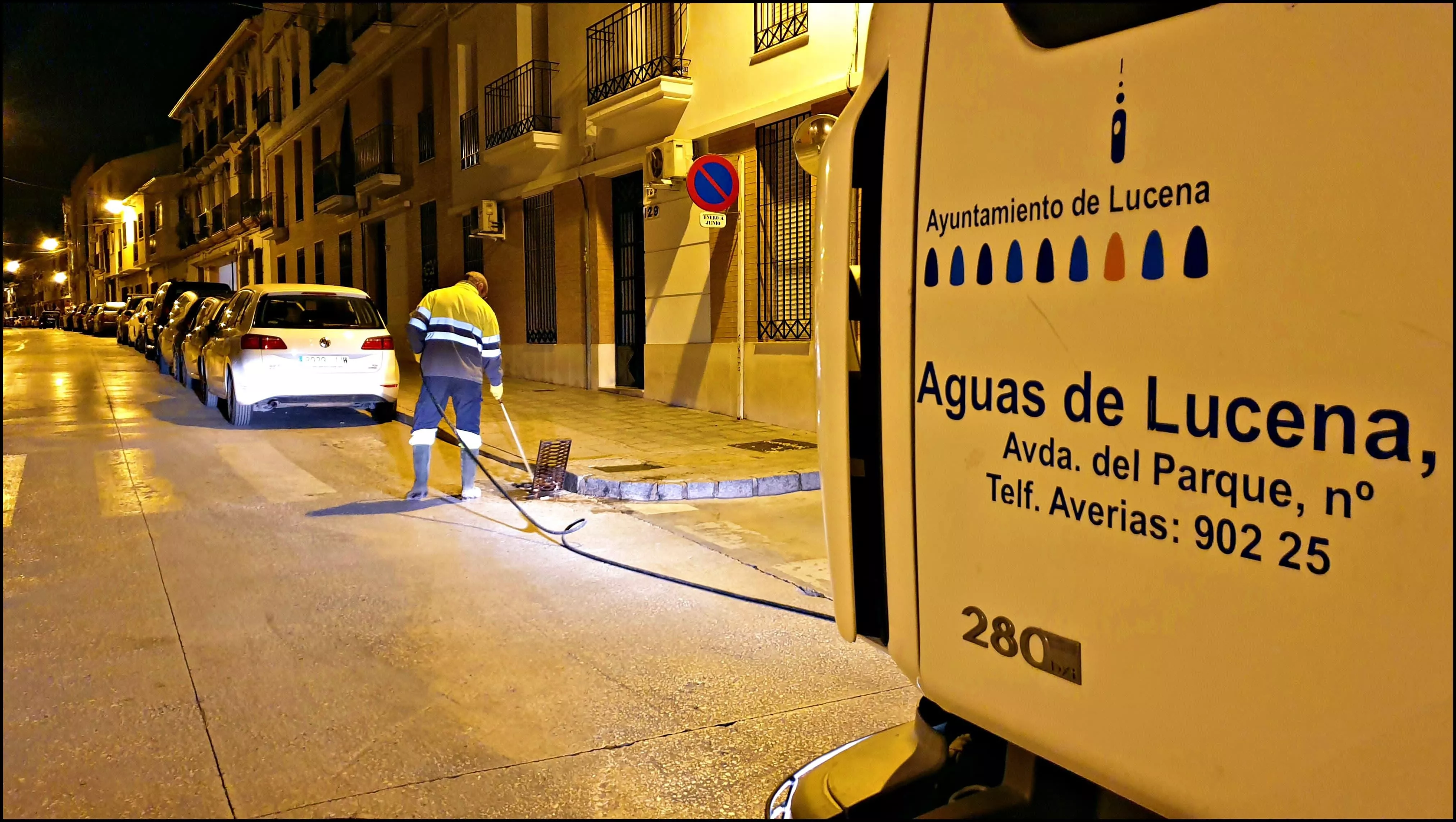 Trabajos de limpieza en la red de imbornales en la noche de ayer