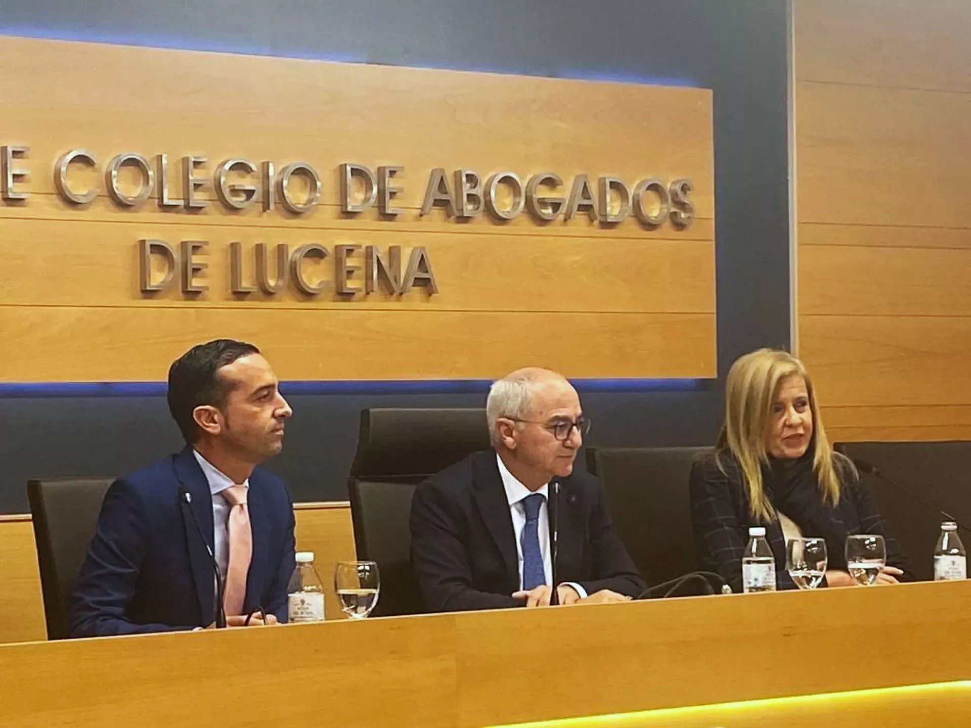 El decano del Colegio de Abogados, Manuel Egea, junto a Rosario Alarcón y Esteban Rondón