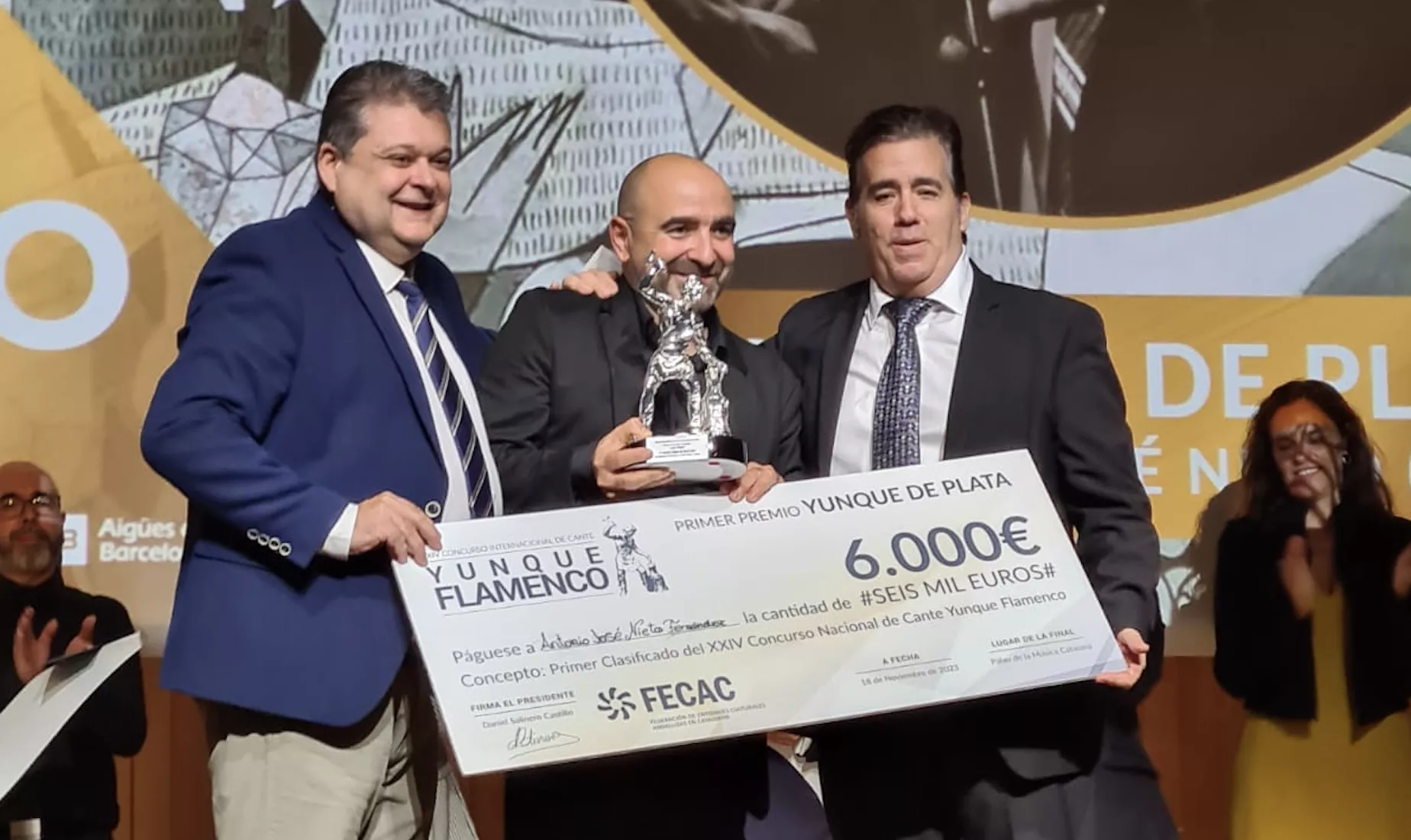 Antonio Nieto recoge el primer premio del XXIV Concurso Nacional de Cante "Yunque Flamenco" de Barcelona