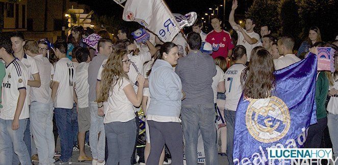  Cientos de aficionados del Real Madrid festejan el título en la fuente del Recinto Ferial (fotos/vídeo) 