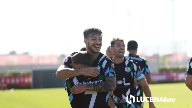Los jugadores del Ciudad de Lucena festejan el gol conseguido por Manu Molina