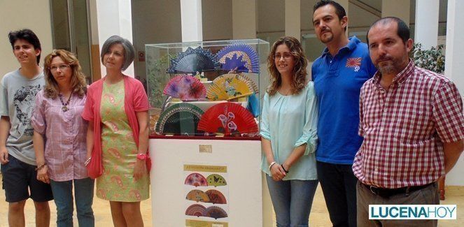  Gema Molina muestra en la Biblioteca una selección de abanicos pintados a mano y detalles 