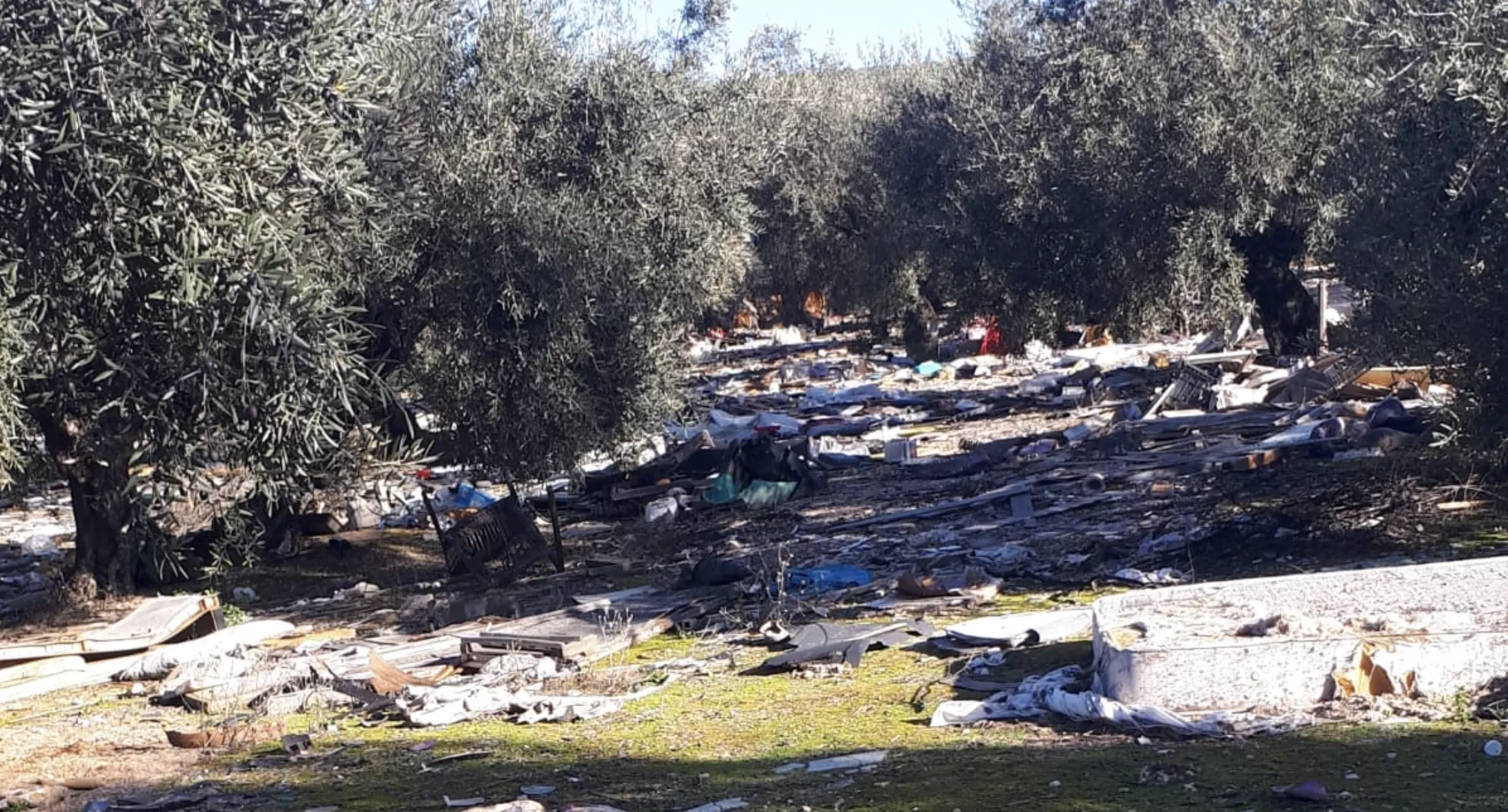 Restos de basuras en los alrededores del Punto Limpio. Archivo