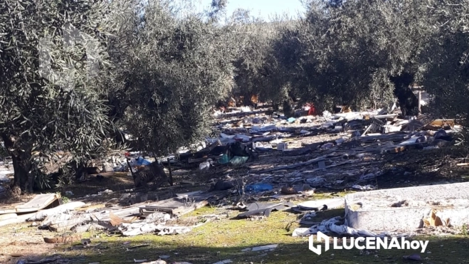 Restos de basuras de todo tipo en los alrededores del Punto Limpio