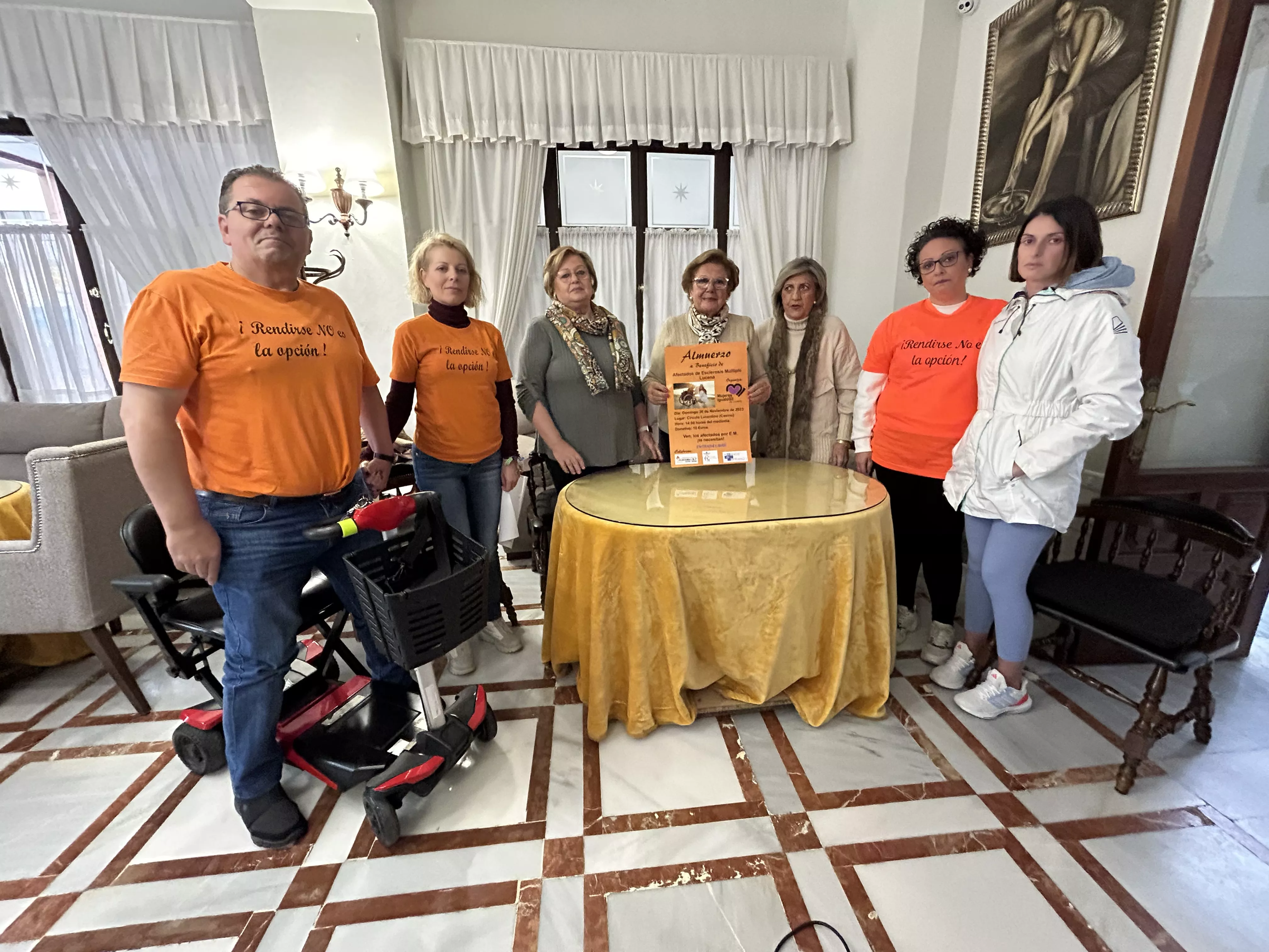 Representantes de Mujeres en Igualdad y la plataforma de afectados por la esclerosis múltiple de Lucena