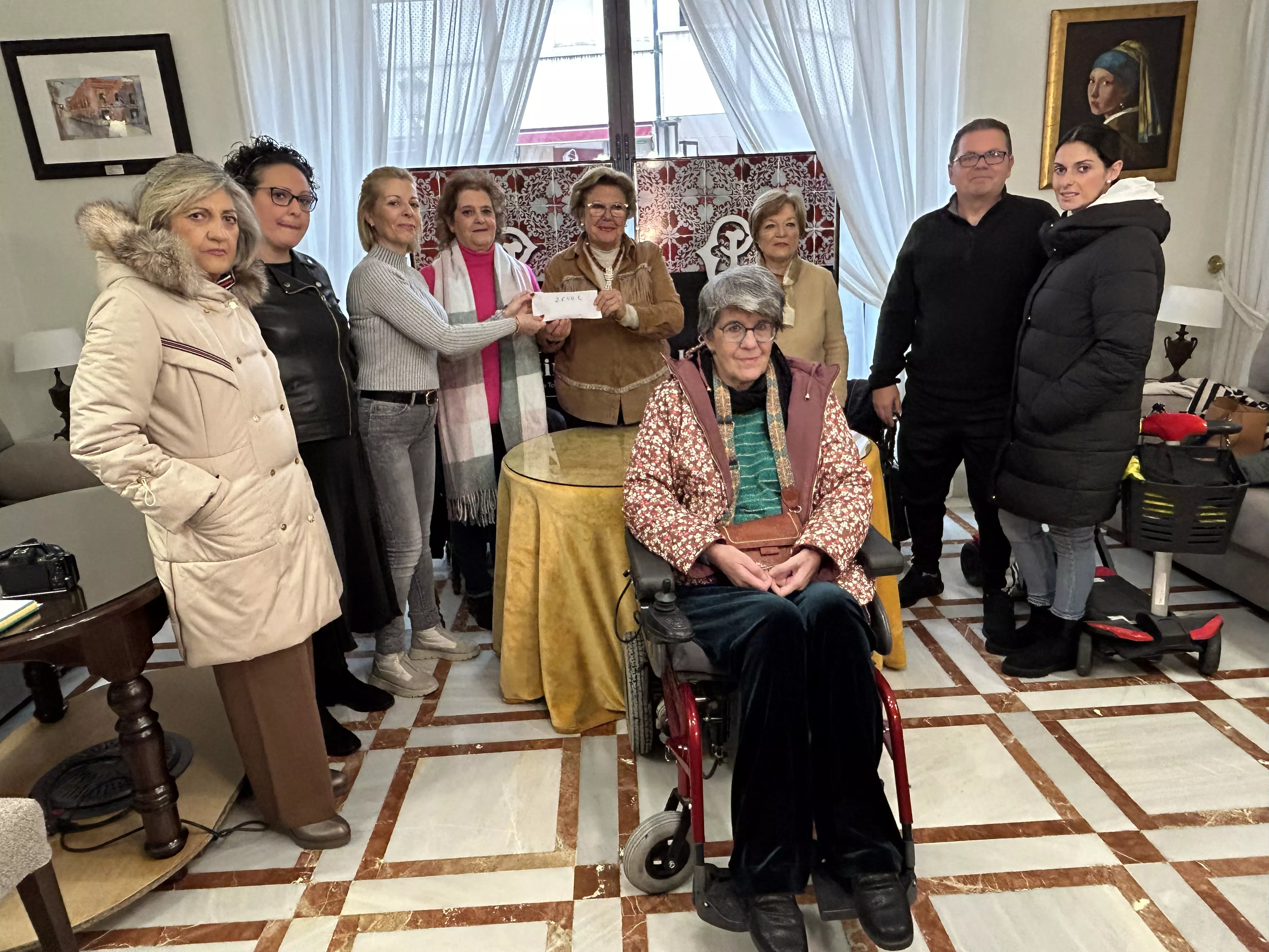 Un momento de la entrega del donativo de Mujeres en Igualdad a la asociación de esclerosis múltiple