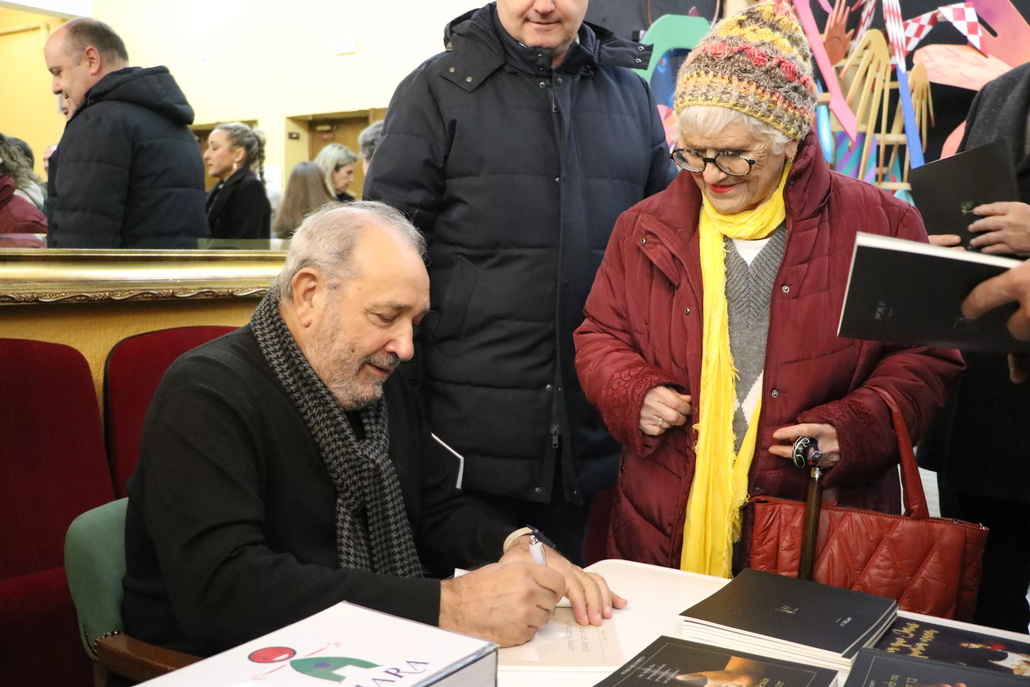 Acto de firma de libros por parte de Antonio García Barbeito