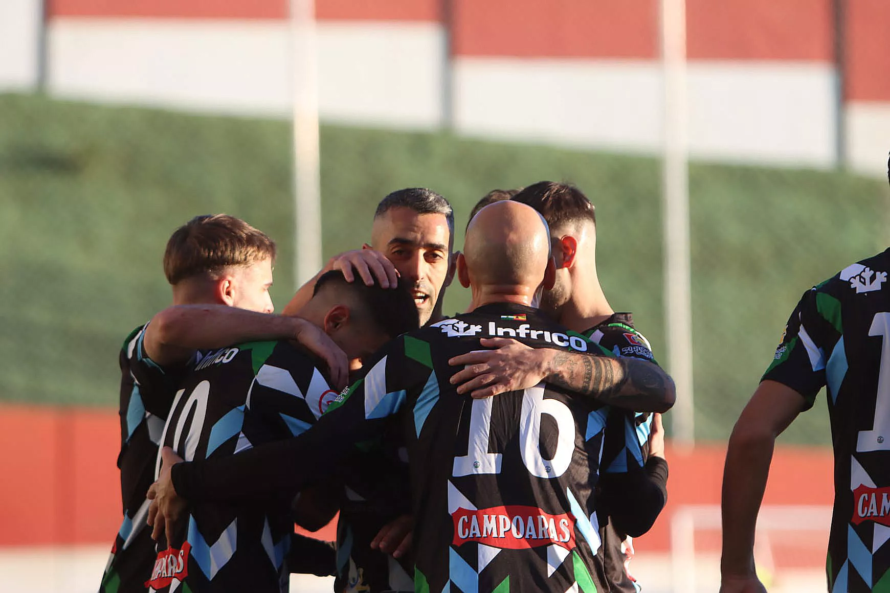 Los jugadores del Ciudad de Lucena celebran el primer gol de Juan Andrés. Foto: Antonio Quintero