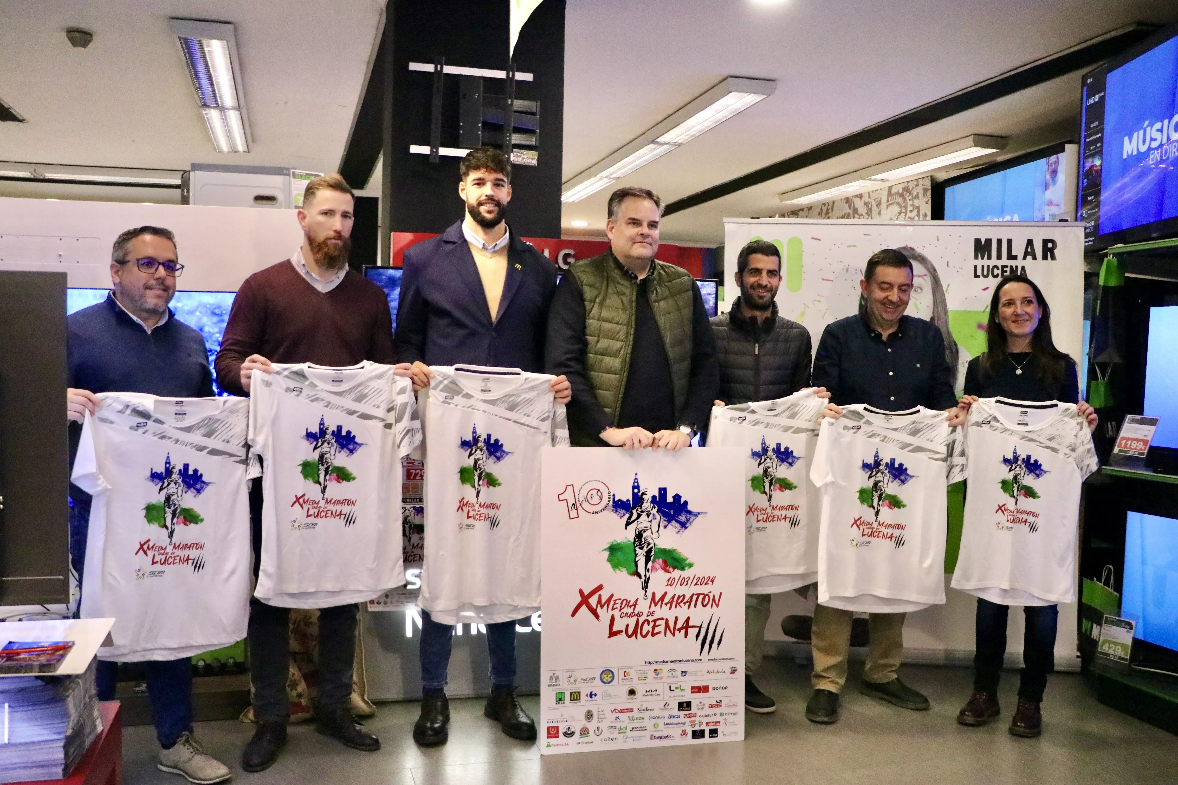 Acto de presentación de la camiseta y el vídeo promocional de la X Media Maratón de Lucena