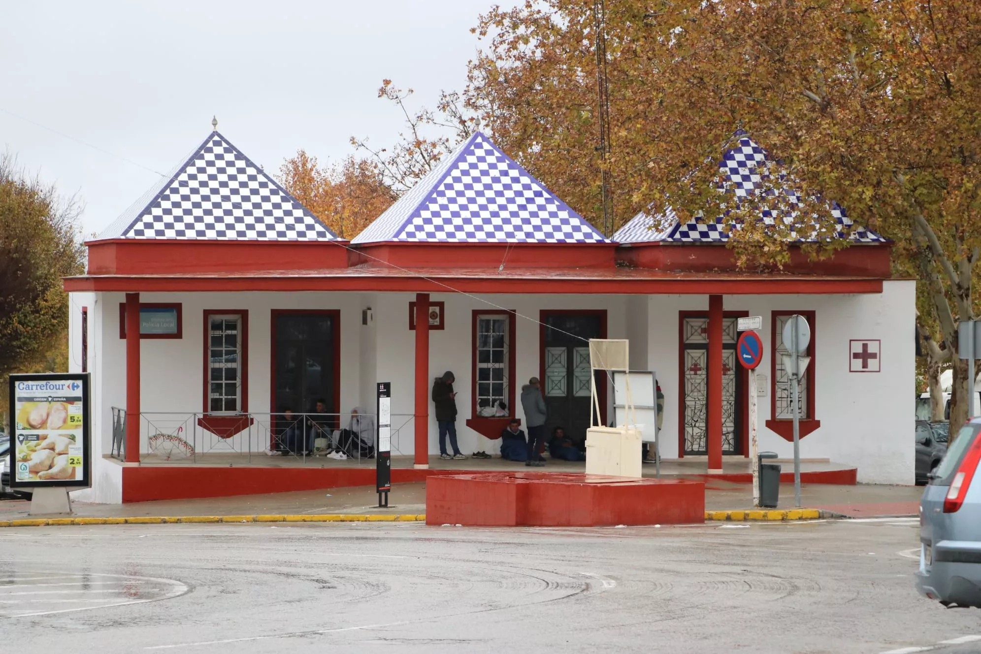 Varios temporeros en el exterior de las instalaciones que se han habilitado como dormitorios junto al recinto ferial