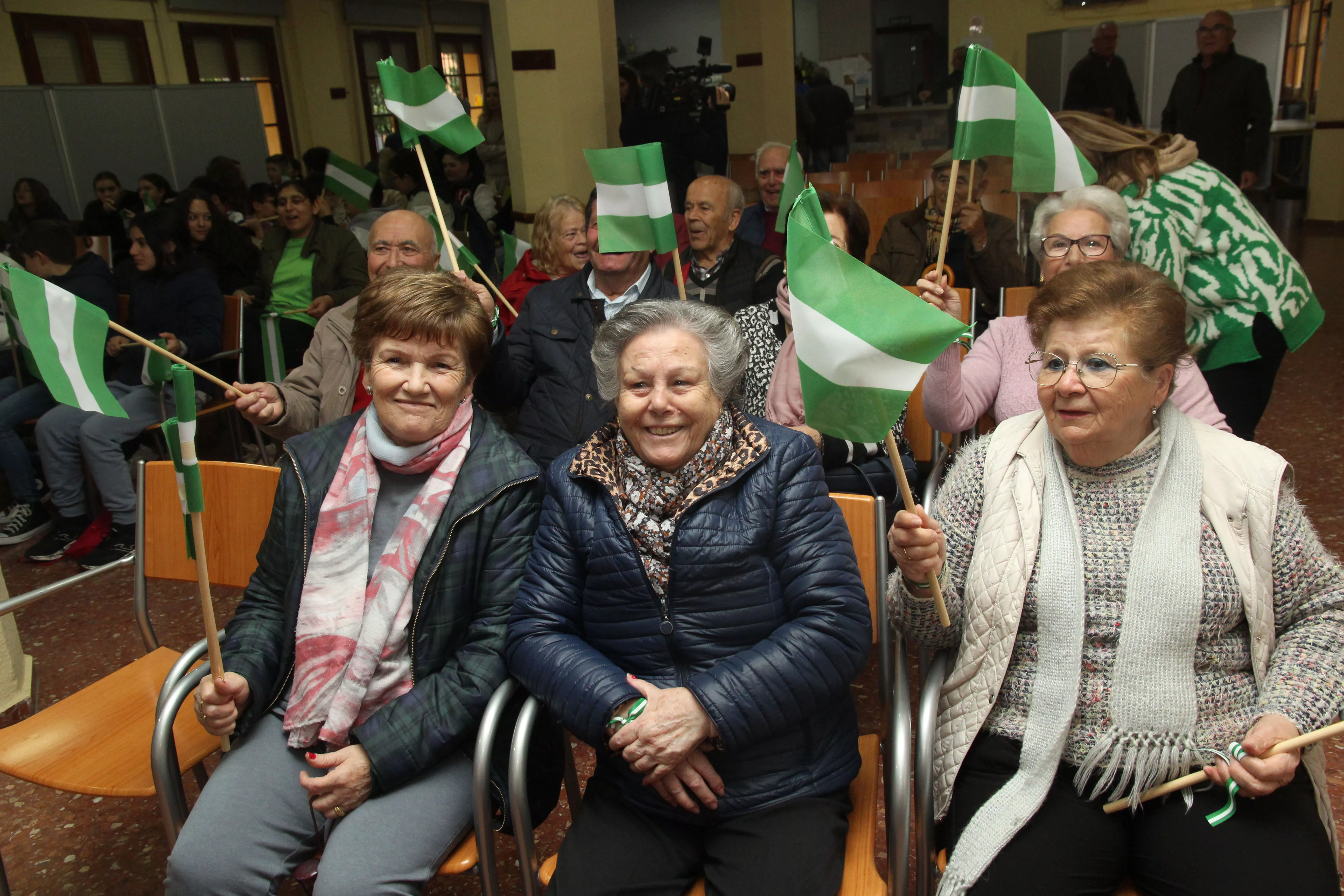 Personas mayores y escolares han celebrado el Día de la Bandera de Andalucía en el Centro de Día de Mayores
