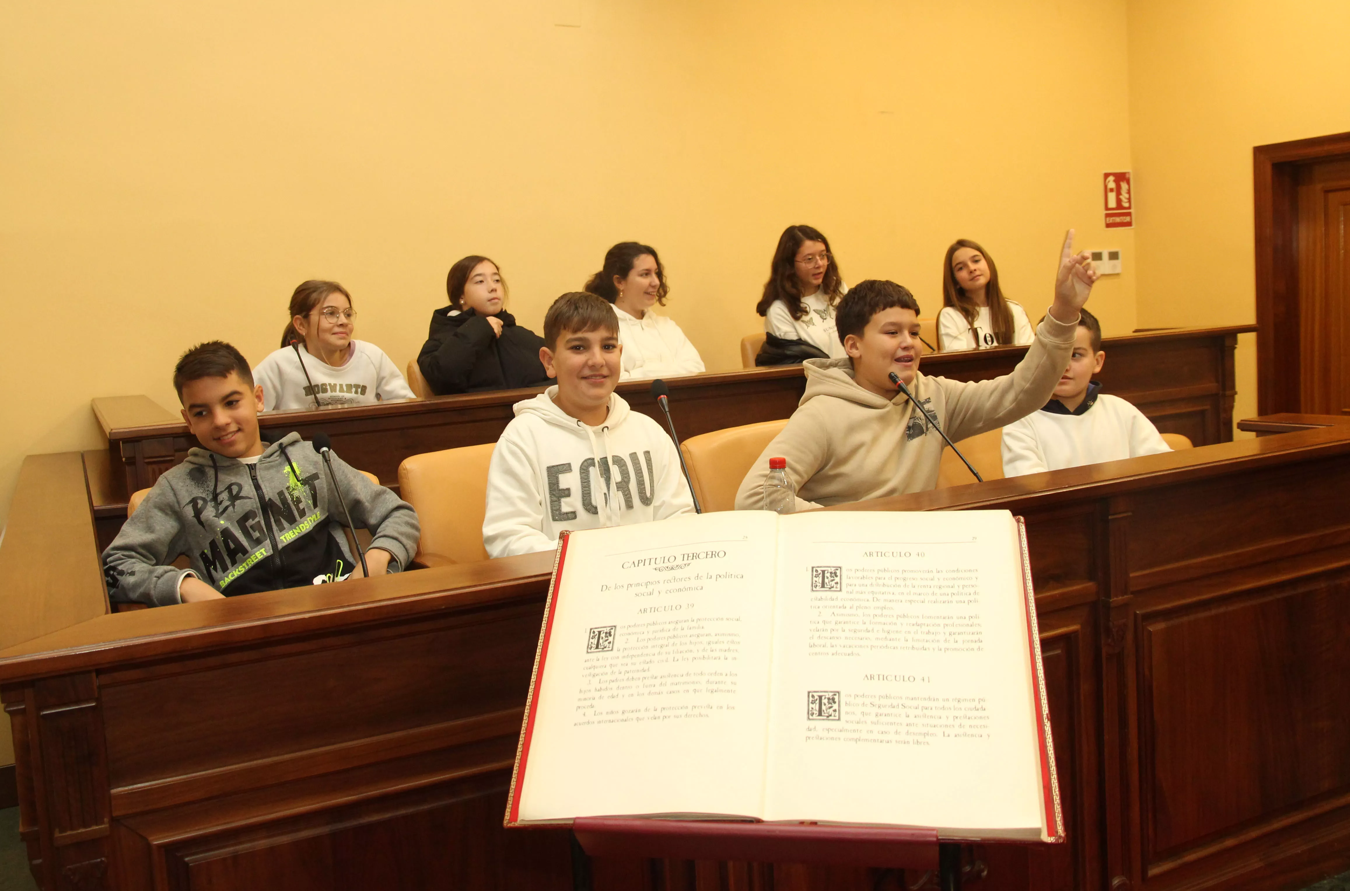 VISITA COLEGIOS DÍA DE LA CONSTITUCIÓN 16 VISITA COLEGIOS DÍA DE LA CONSTITUCIÓN 16