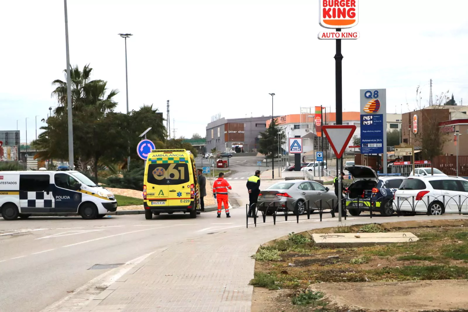 Sanitarios y policía local atienden al conductor que se ha sentido indispuesto mientras conducía