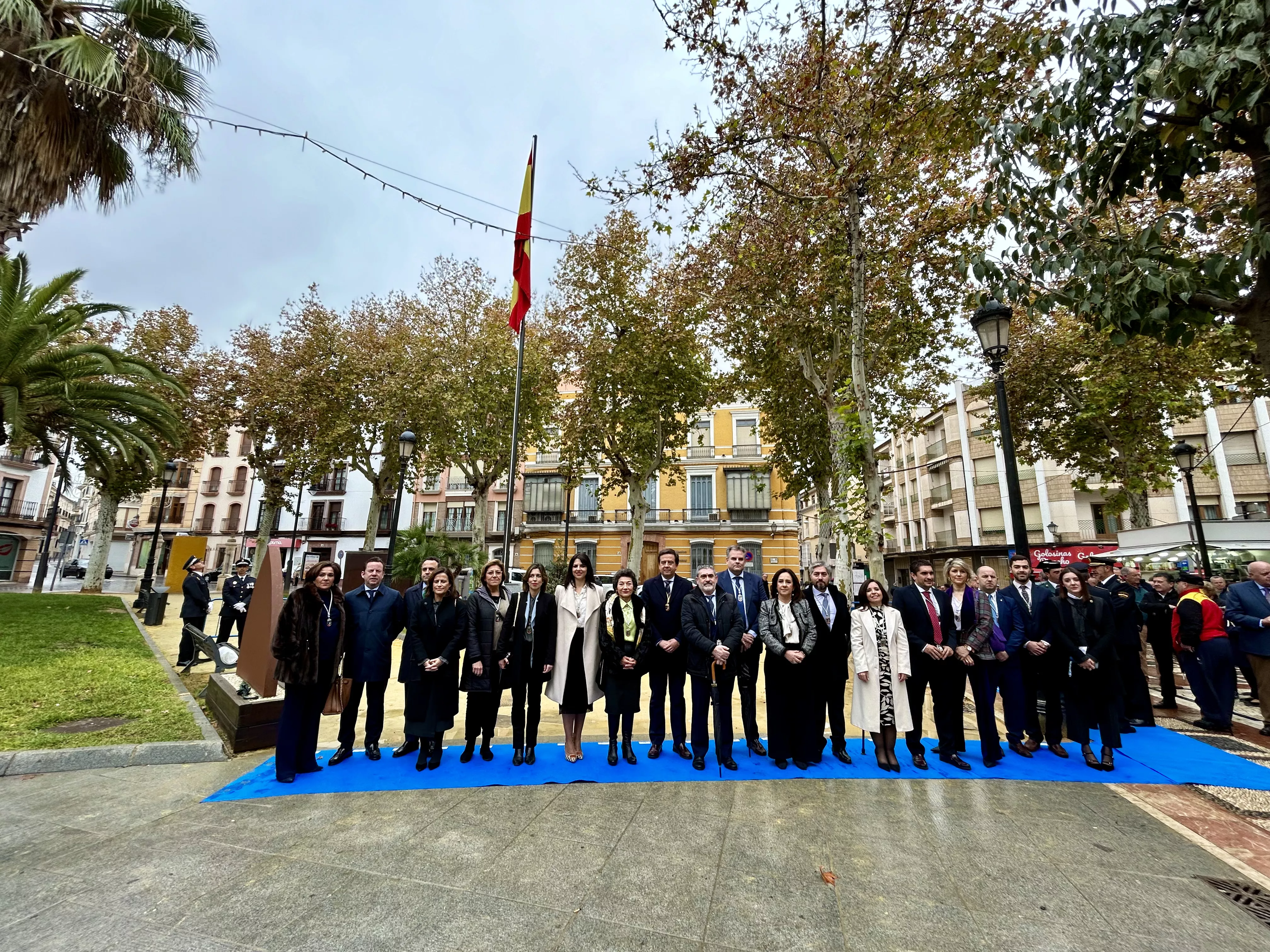 Autoridades municipales y representantes de distintos colectivos tras la izada de la bandera de España en el Paseo del Coso en este día de la Constitución