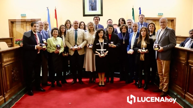 Los miembros de la pasada corporación municipal han recogido una medalla conmemorativa en este Día de la Constitución