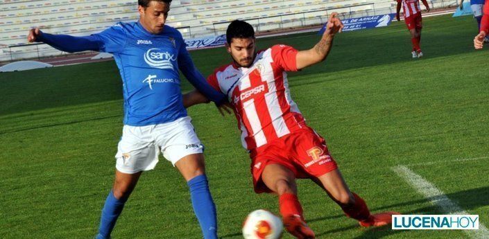  Borja Romero, con la camiseta del Algeciras, se lanza al suelo para recuperar un balón. 