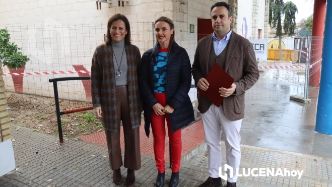 Los ediles de Obras y Educación, Javier Pineda y Míriam Ortiz, y la directora del centro, María José Lara durante la visita a las obras