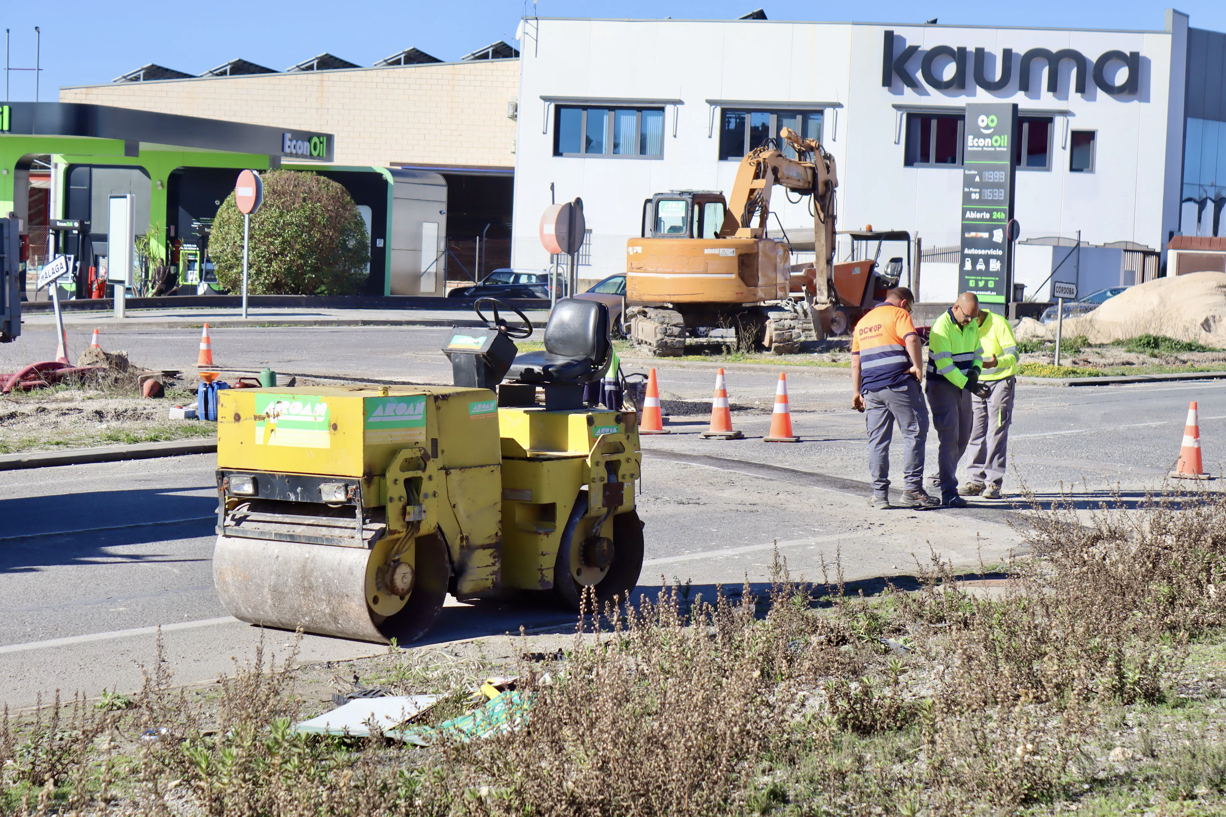 Obras en el cruce de la N331 con la carretera del Calvario para la instalación de una red semafórica en diciembre pasado