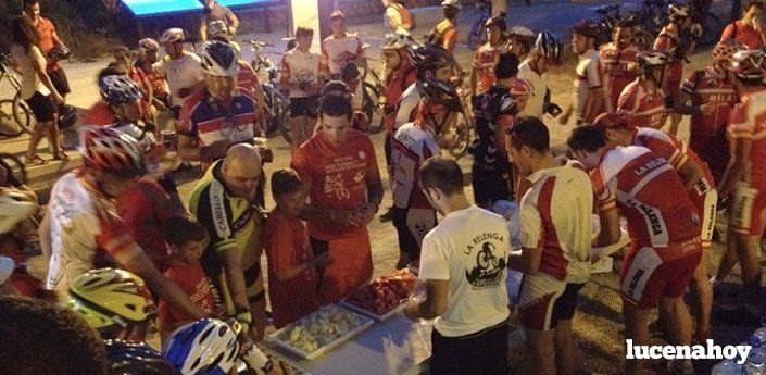  La salida nocturna en bicicleta reúne a más de 180 participantes entre Lucena y Las Navas (fotos) 