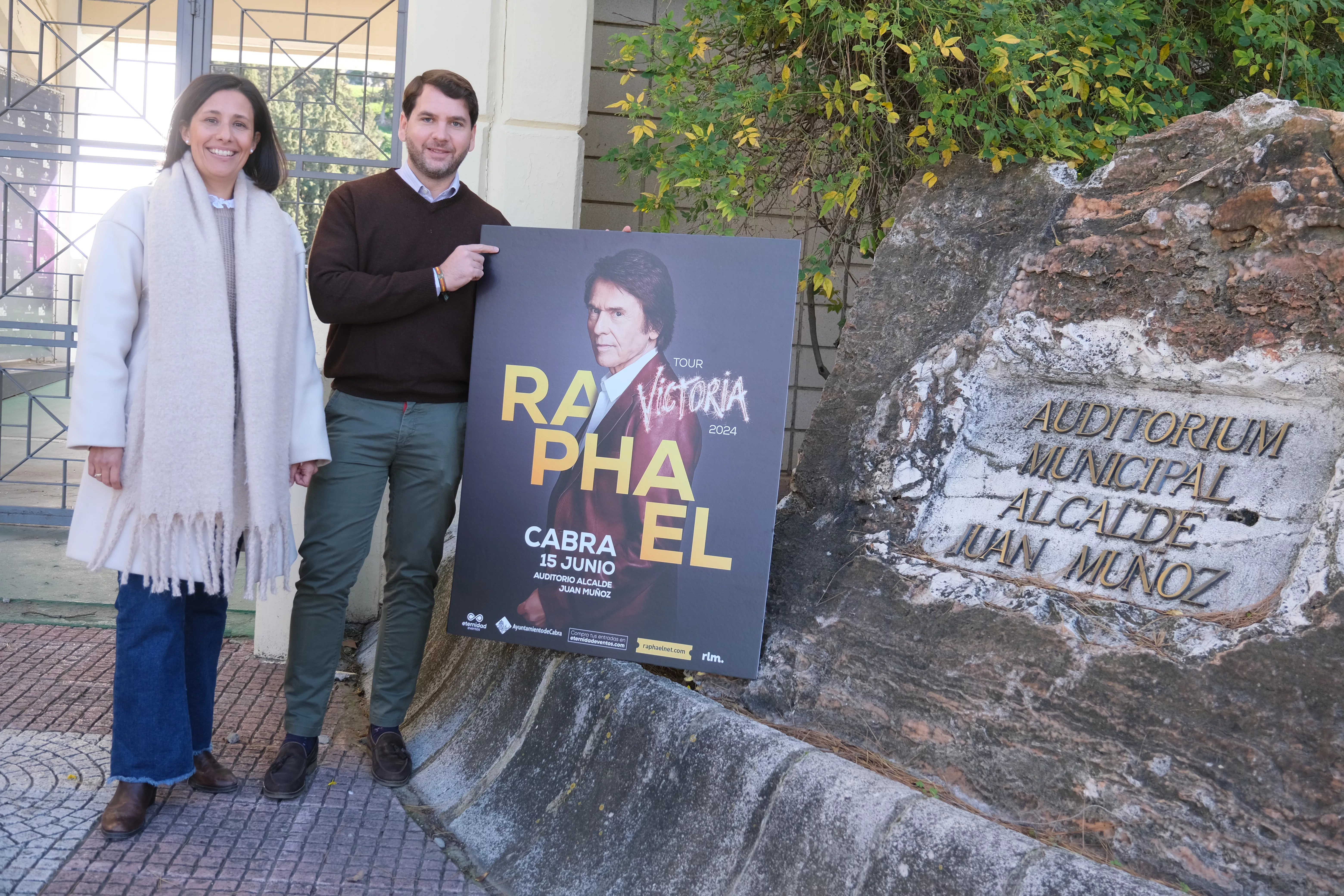 El alcalde de Cabra, Fernando Priego, junto a la delegada municipal de Auditorio, M. Sierra Sabariego, durante la presentación del concierto de Raphael