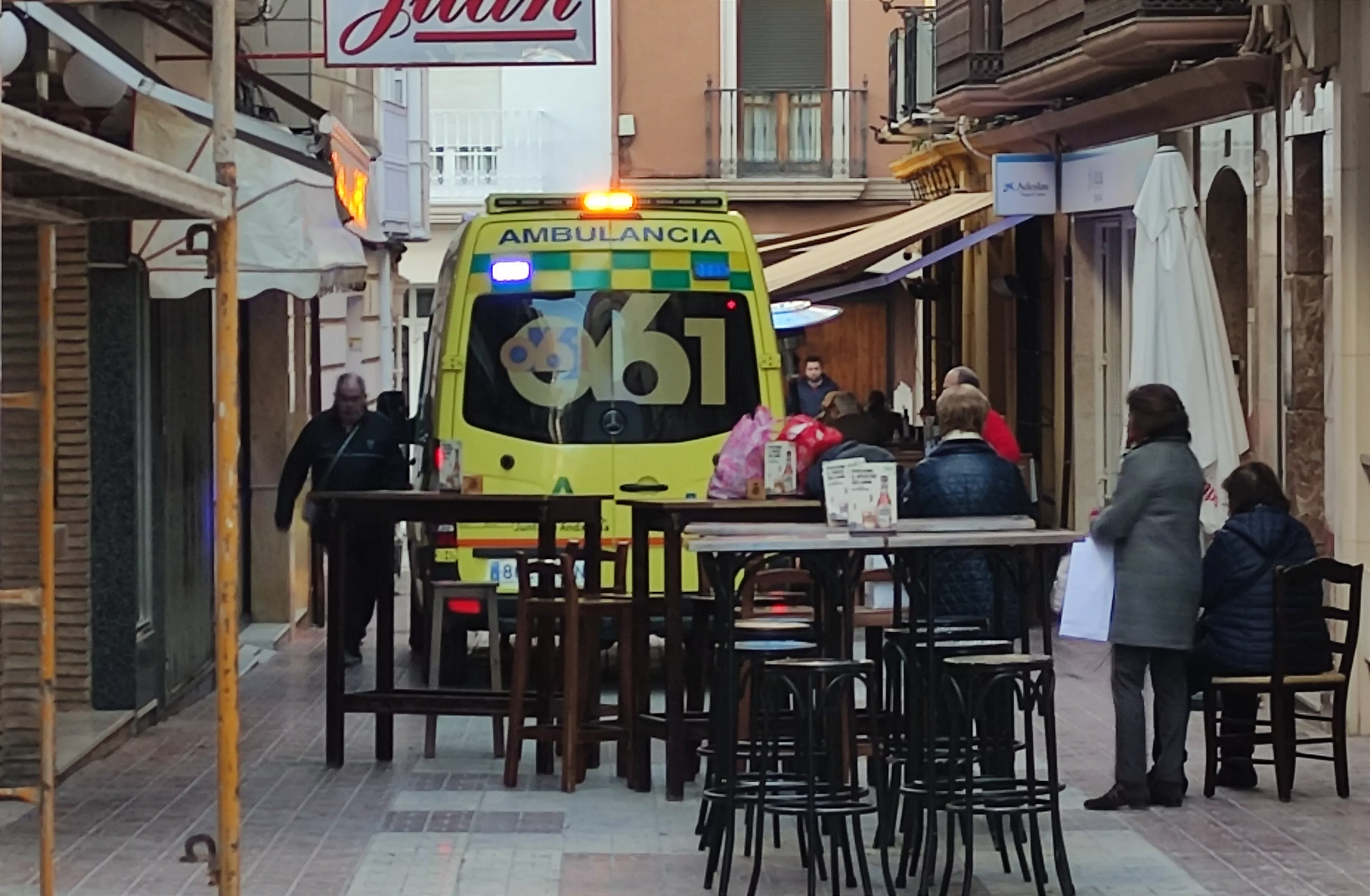 Ambulancia del 061 en la calle Jaime