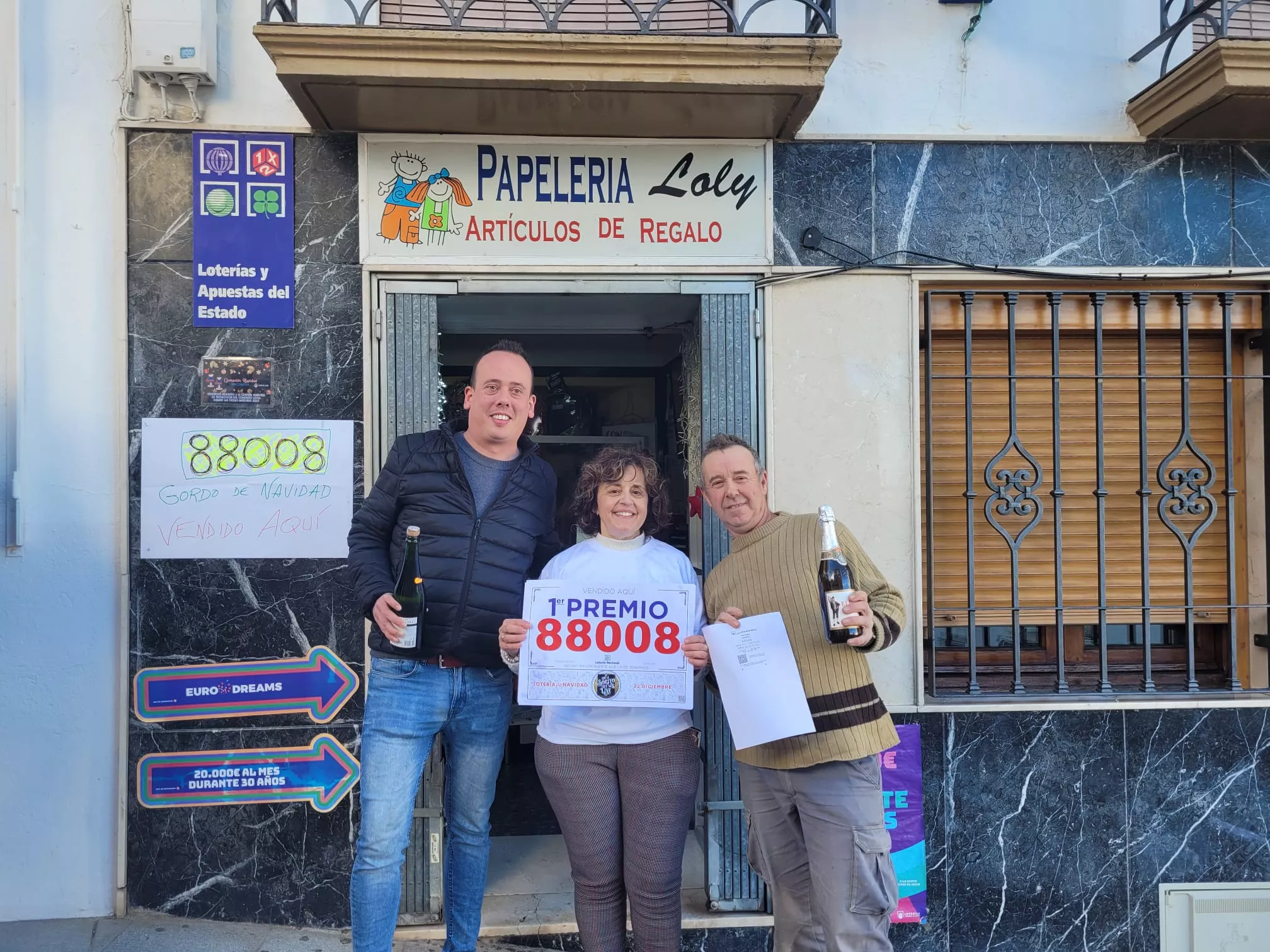 Antonio Morales Ferreira y Francisco Pacheco Serrano, ganadores del 'Gordo' junto a su vendedora María Dolores Galeote Luque
