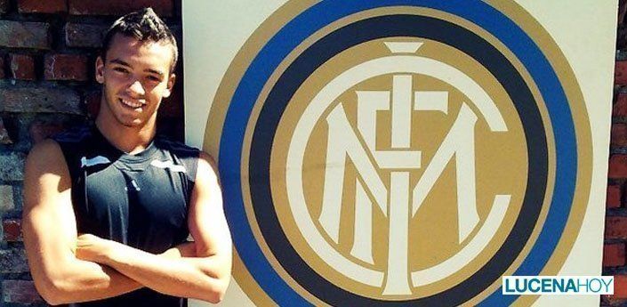  Antonio Luque, nuevo jugador del Lucena CF, posa con el escudo del Inter de Mián 