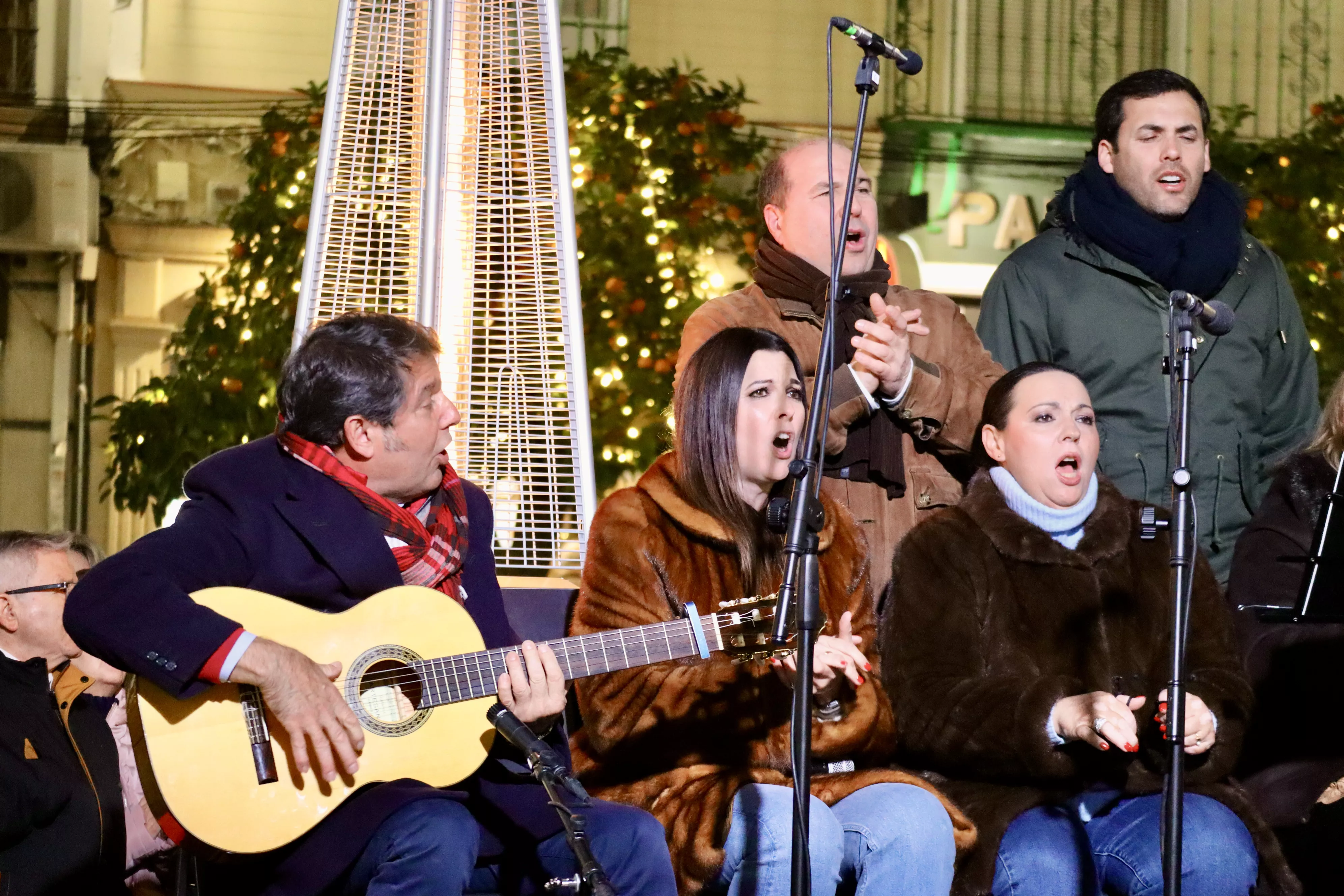 Coro de la Hermandad del Rocío de Huelva en Lucena Coro de la Hermandad del Rocío de Huelva en Lucena