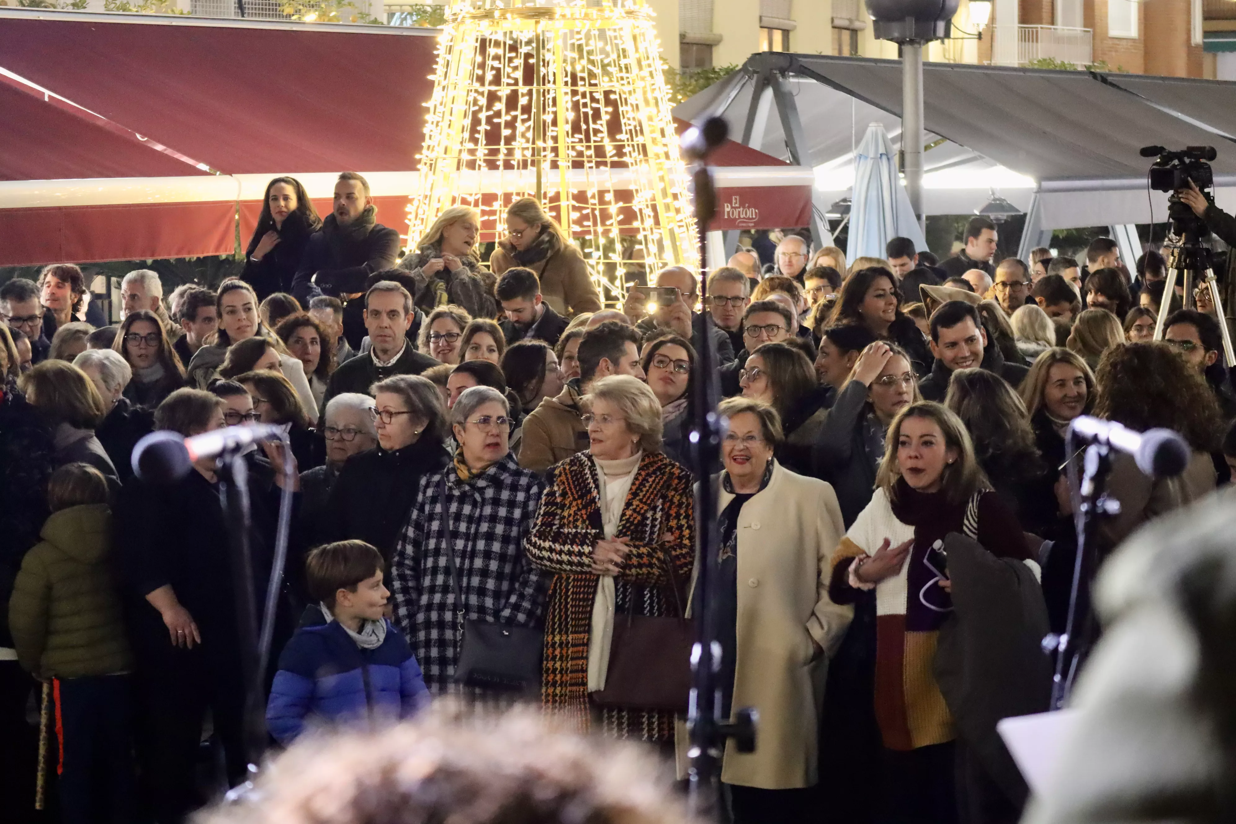 Coro de la Hermandad del Rocío de Huelva en Lucena Coro de la Hermandad del Rocío de Huelva en Lucena