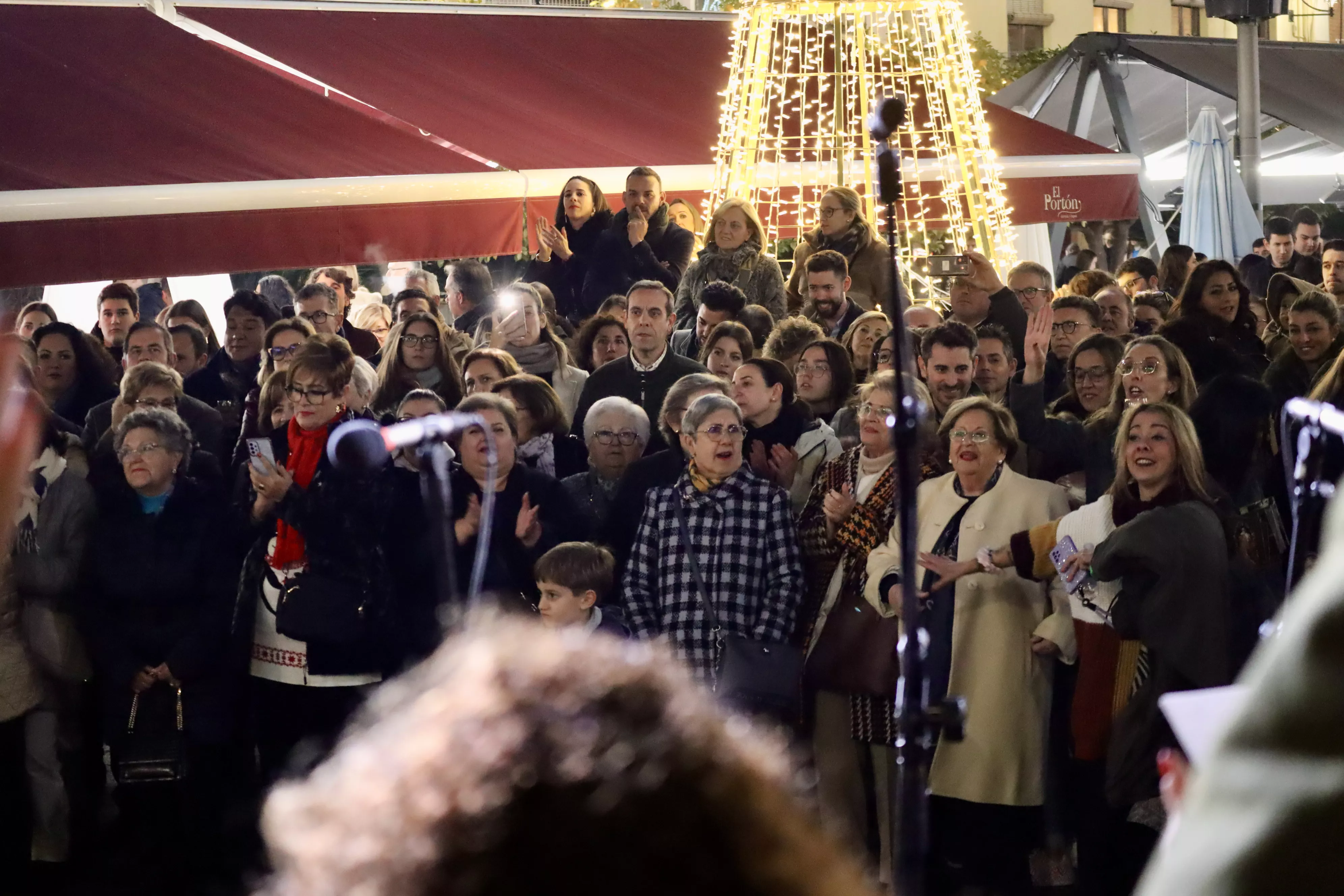 Coro de la Hermandad del Rocío de Huelva en Lucena Coro de la Hermandad del Rocío de Huelva en Lucena