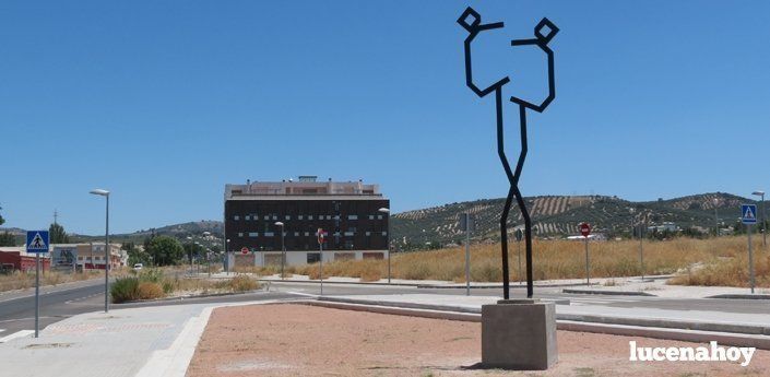  La escultura "Infancia", de Muñoz Villarreal, que ya decora la zona de El Zarpazo que ahora será ajardinada 