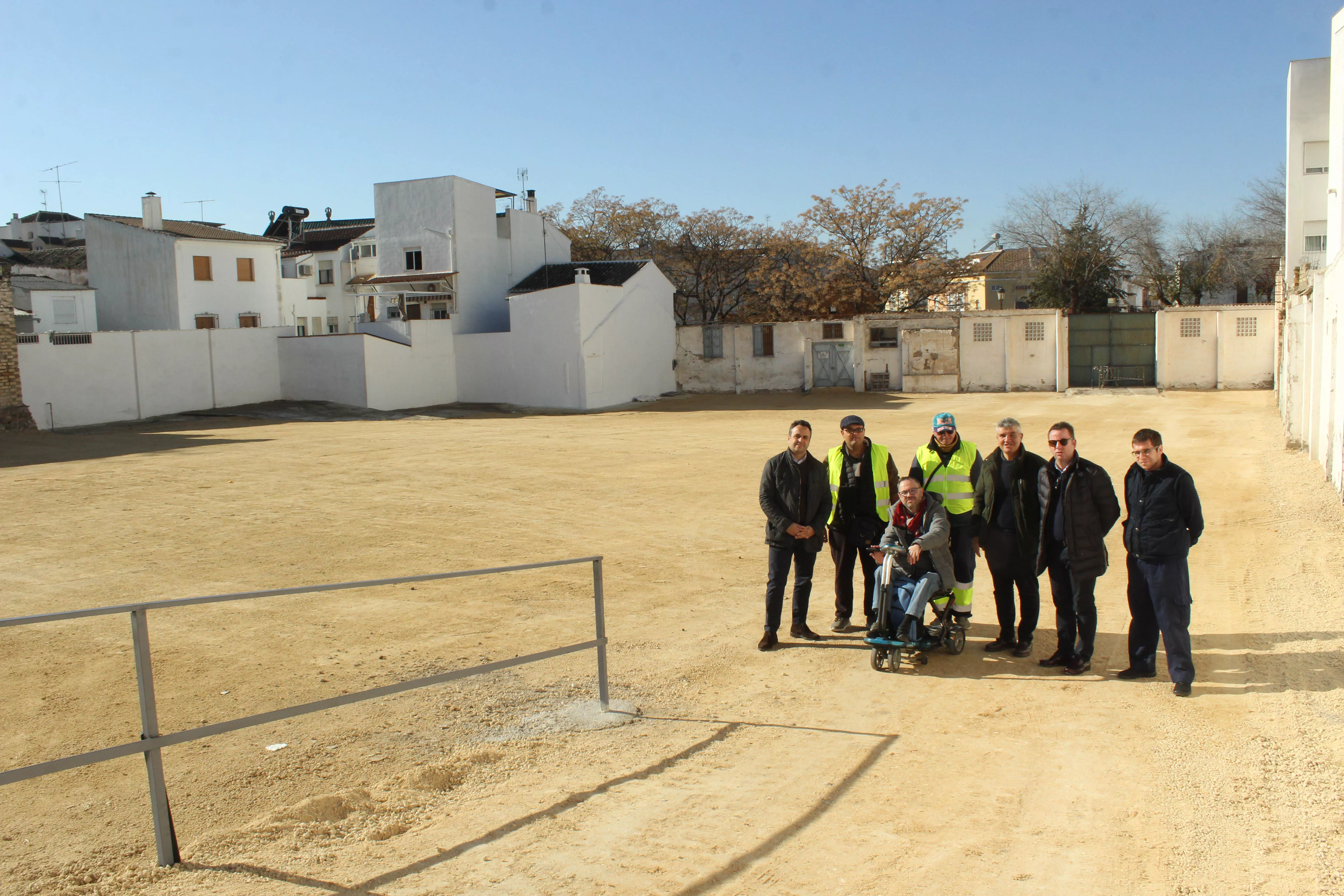 Representantes municipales y de la asociación AMFE, en el nuevo aparcamiento disuasorio del Llano de las Tinajerías