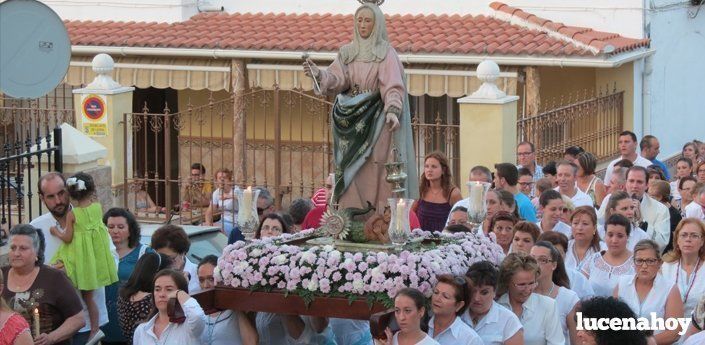  Un grupo de mujeres porta a Santa Marta por el barrio del Valle (fotos) 