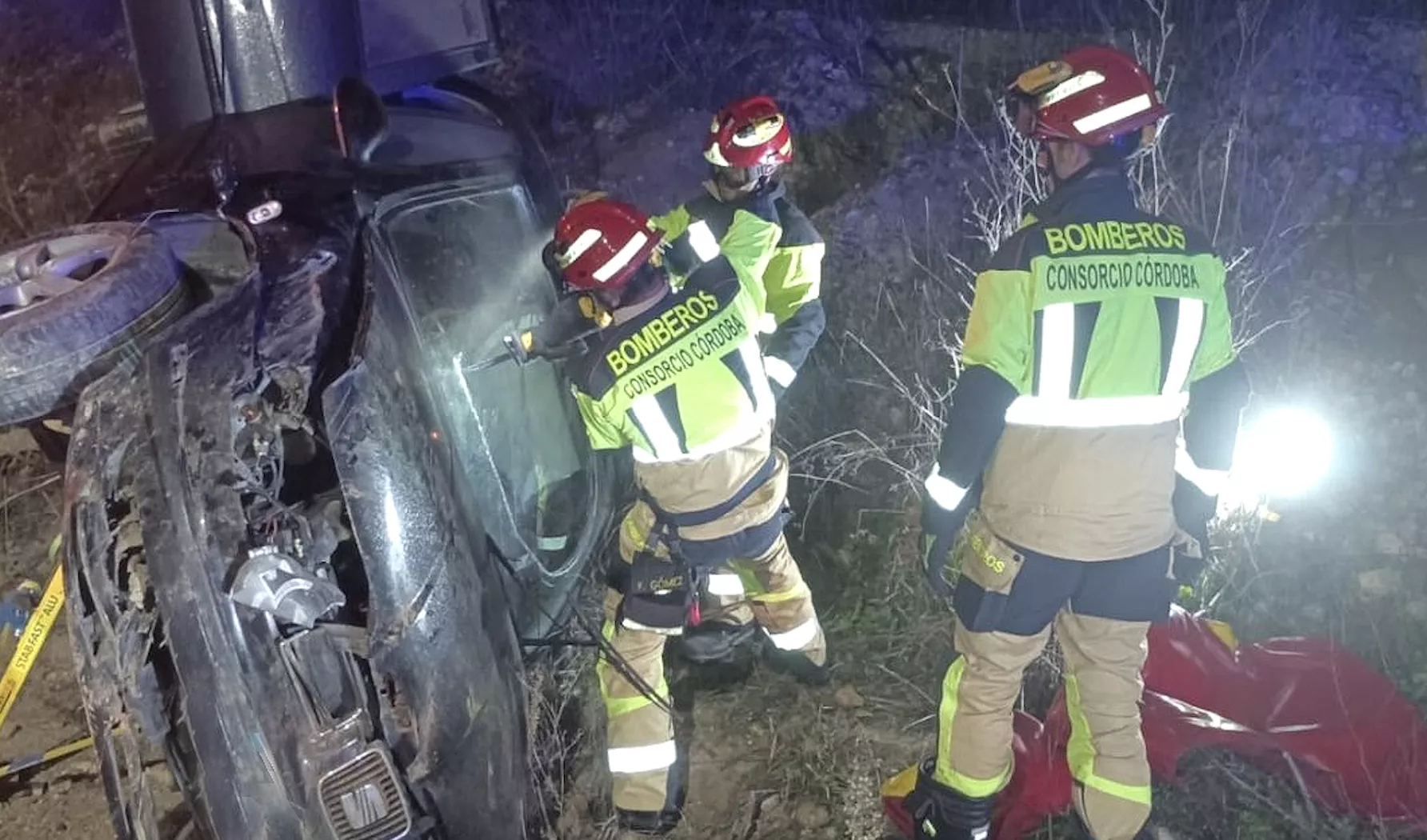 Los bomberos junto al coche siniestrado. Foto: 061 Córdoba