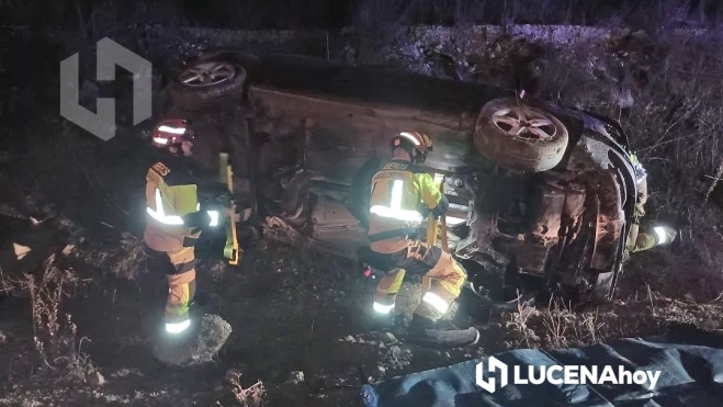 Los bomberos junto al coche siniestrado. Foto: 061 Córdoba Los bomberos junto al coche siniestrado. Foto: 061 Córdoba